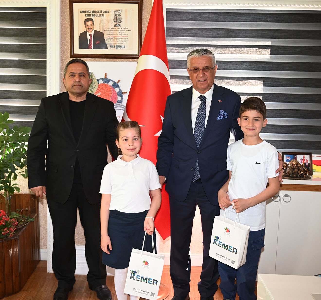 O G R E N C I L E R B A S K A N L I K K O L T U G U N A O T U R D U 1272729 378816