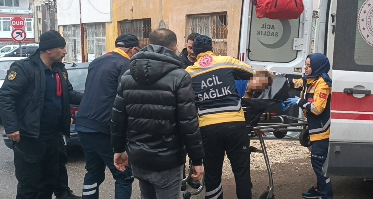 Boşanma aşamasında olduğu eşini dört yerinden bıçaklayıp eve kilitledi