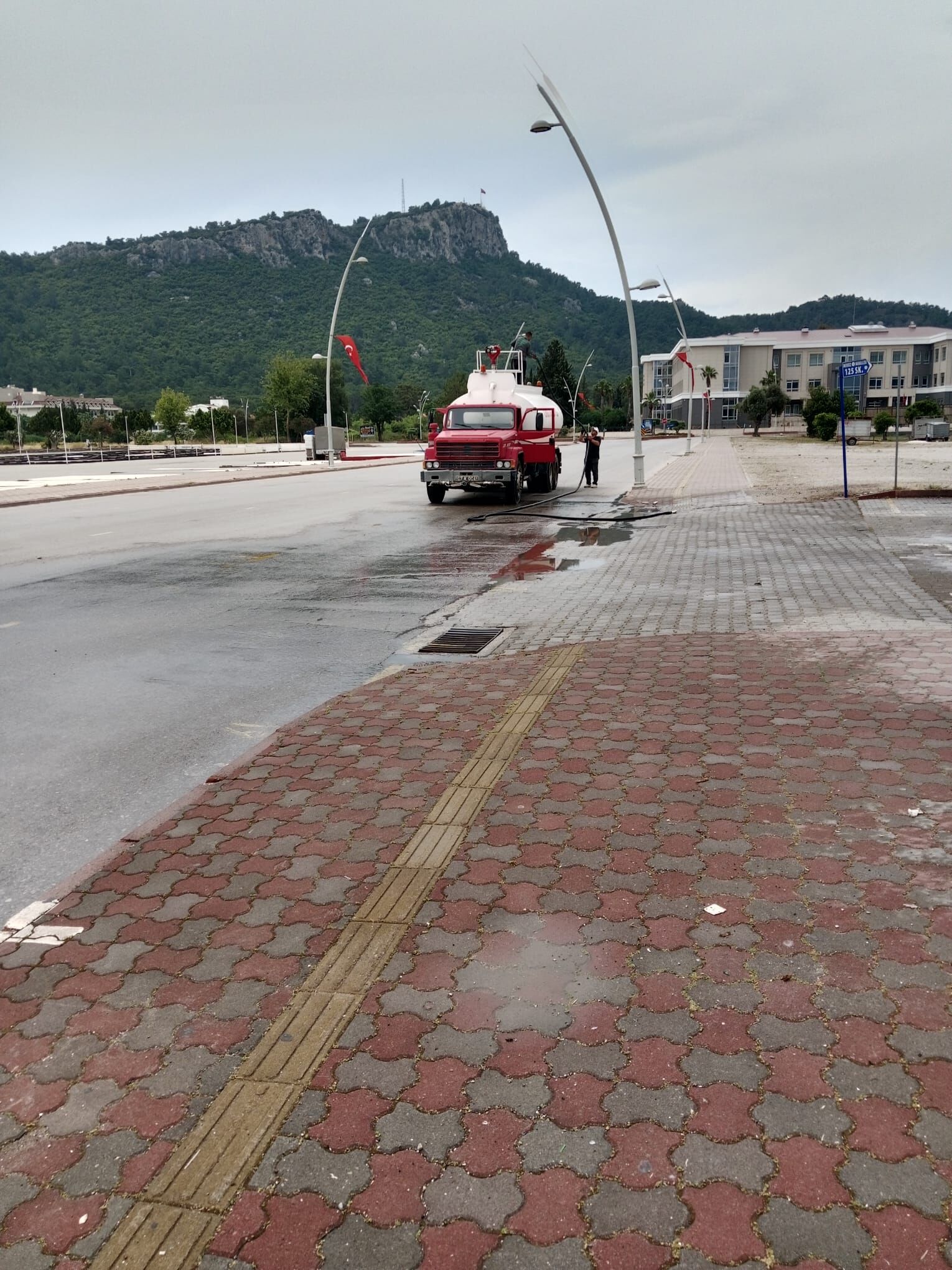 Kemer'de yollar yıkanıyor