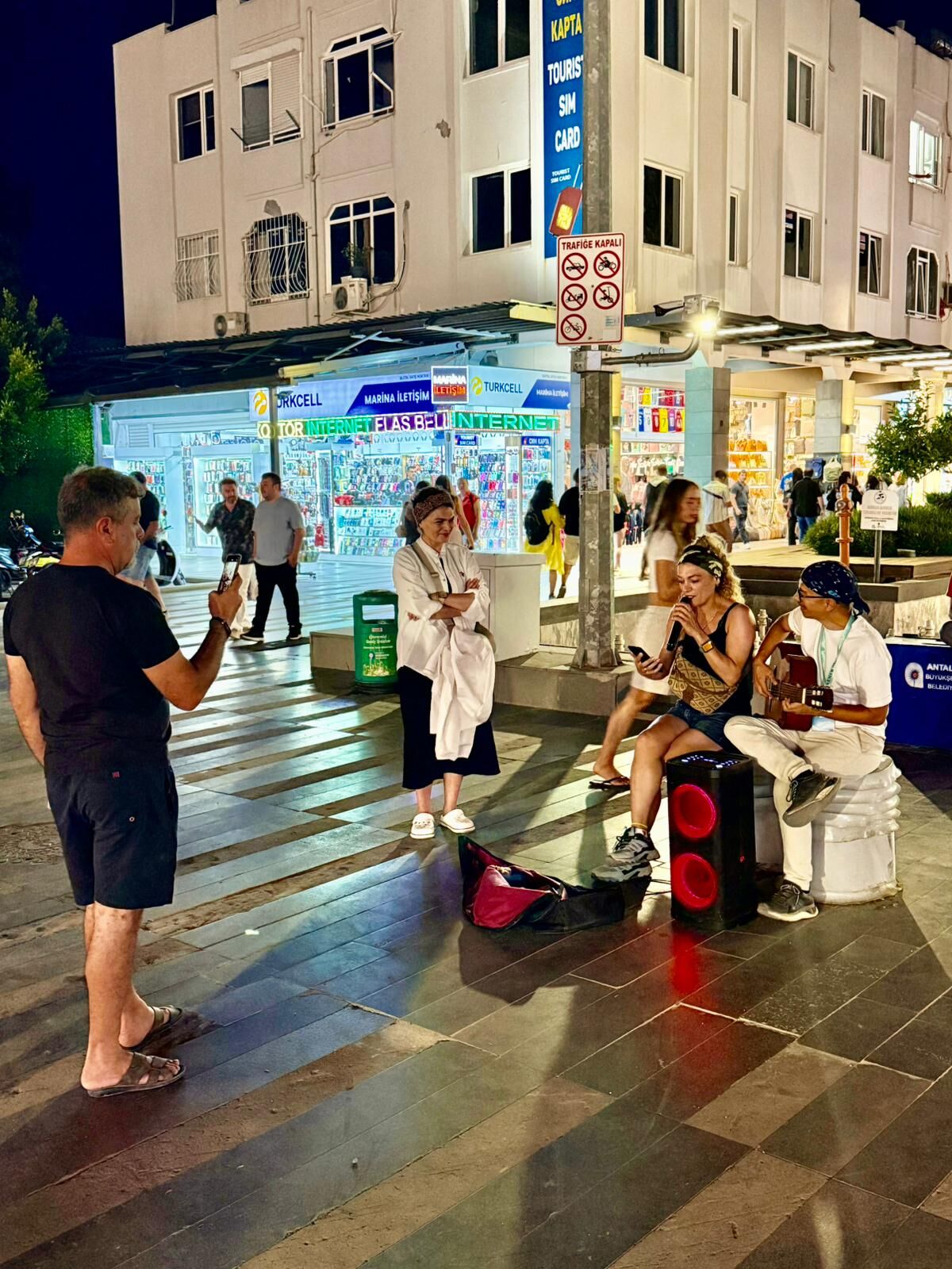 Kemer sokakları renklendi