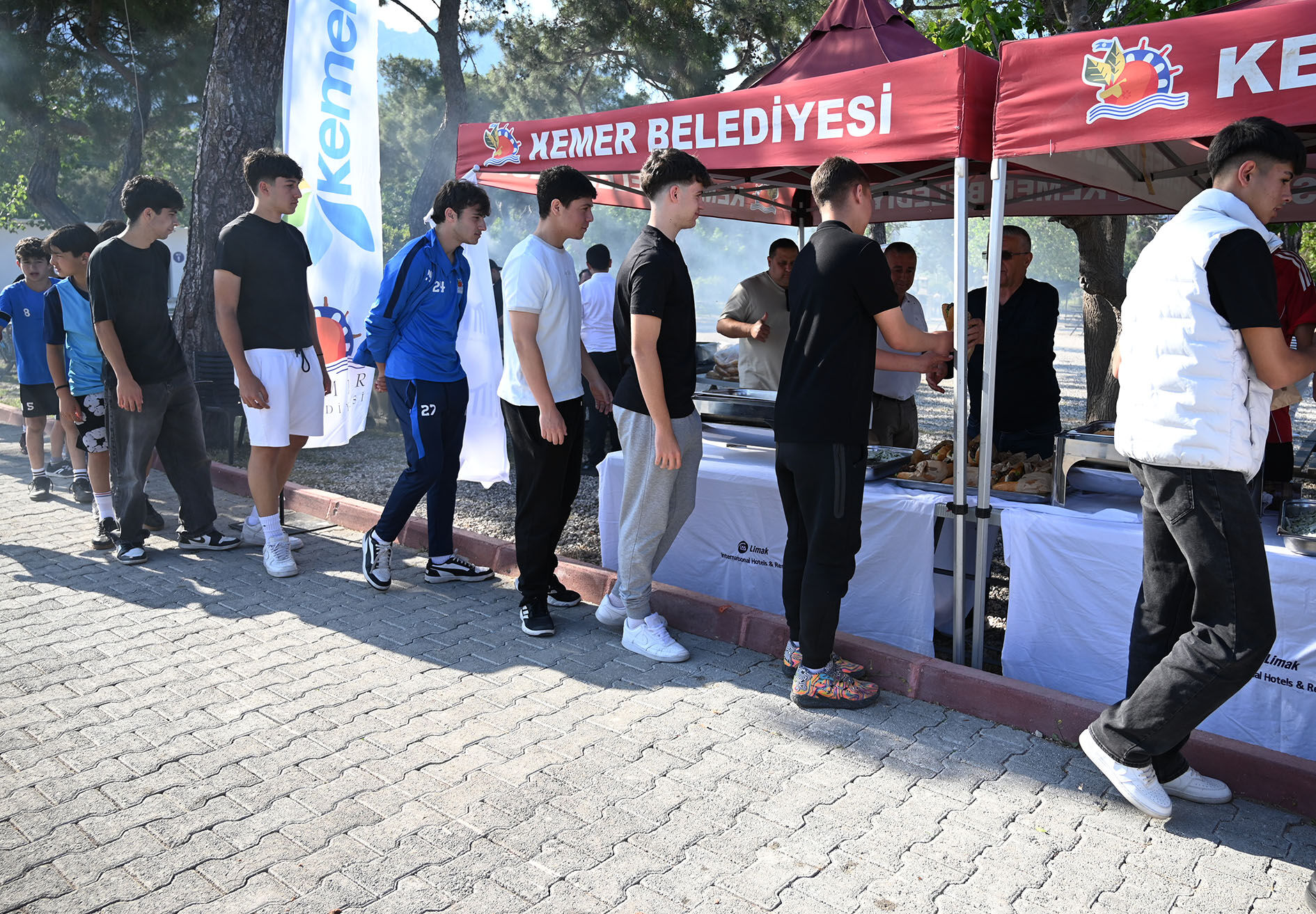 Kemer'de mangal partisi