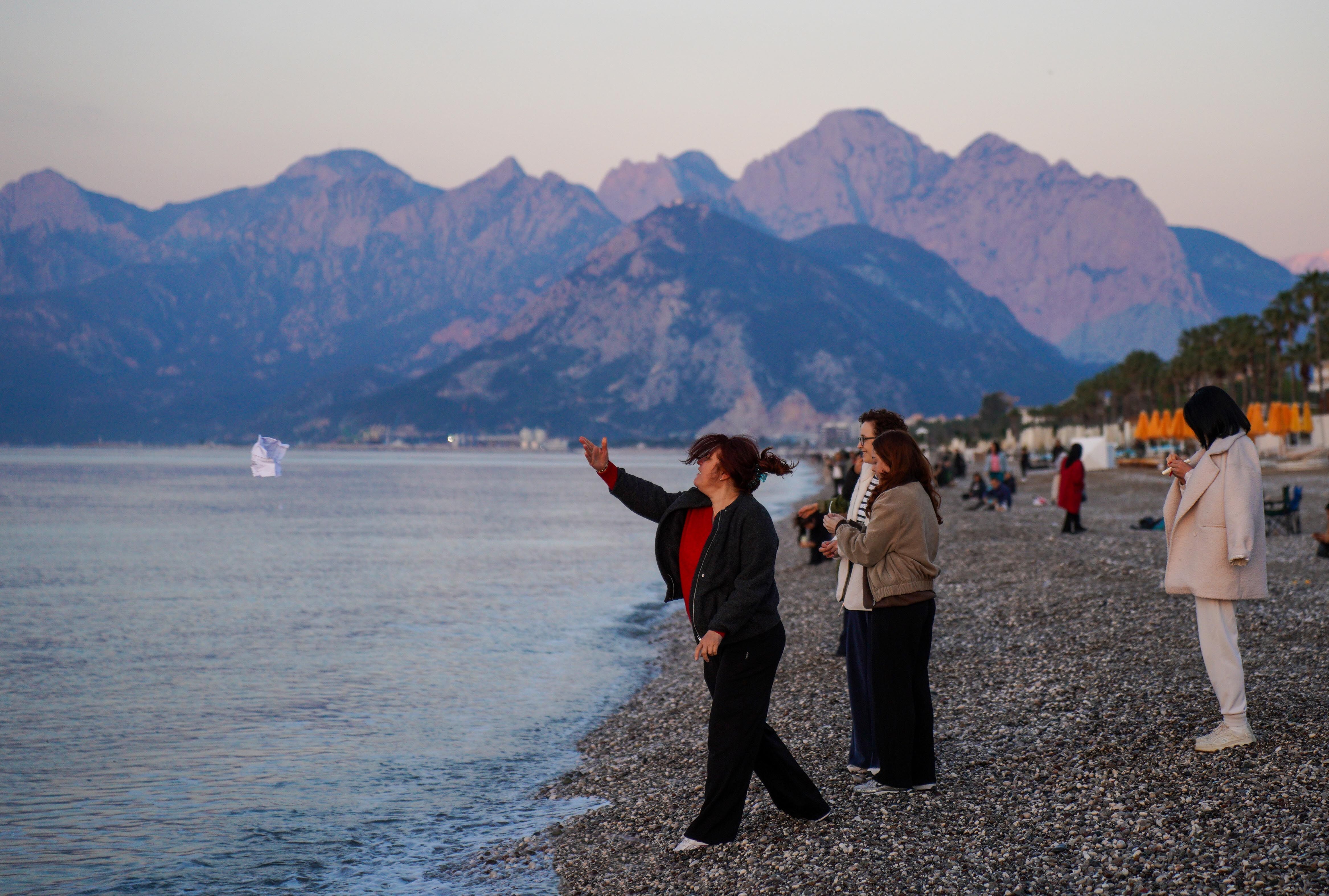 Antalya günün ilk ışıklarıyla Konyaaltı Sahili'ne akın etti