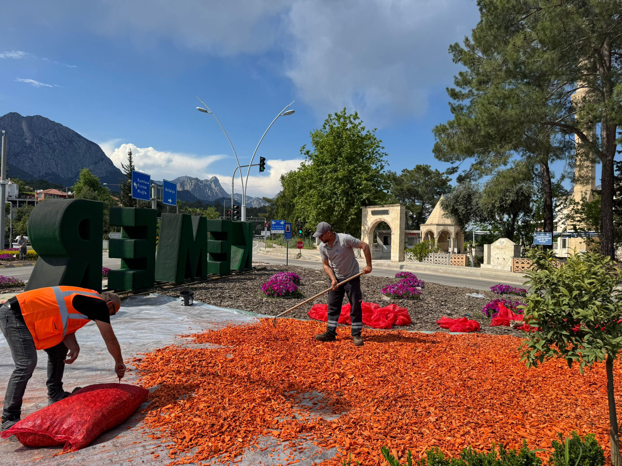 Kemer caddeleri renklendi