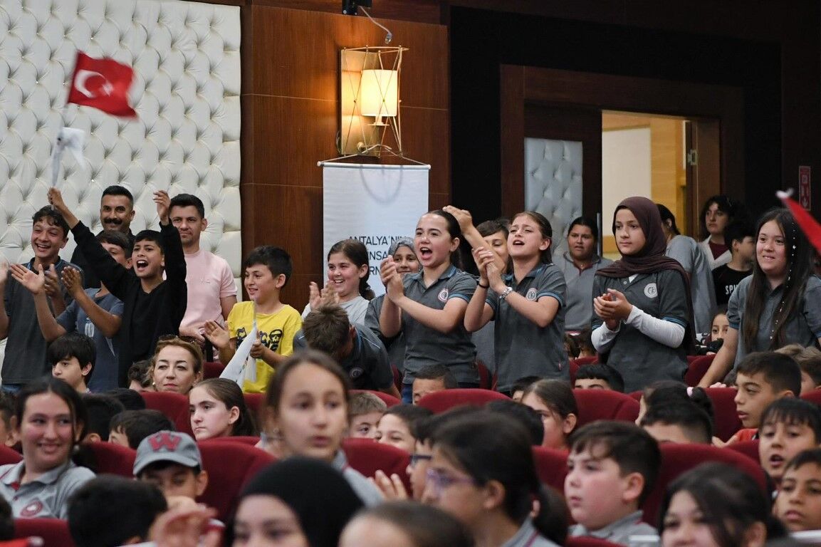 Konyaalti Beledi̇yesi̇ Antgi̇ad Bi̇lgi̇ Yarişmasina Ev Sahi̇pli̇ği̇ Yapti (6)