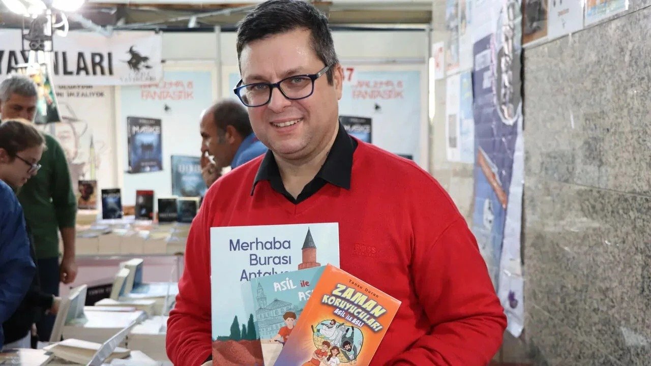 Yazar Tansu Duran Antalya Kitap Fuarinda Okurlariyla Bulustu 384Ce1E9 2Fc7 4047 A771 0268E251D638-1