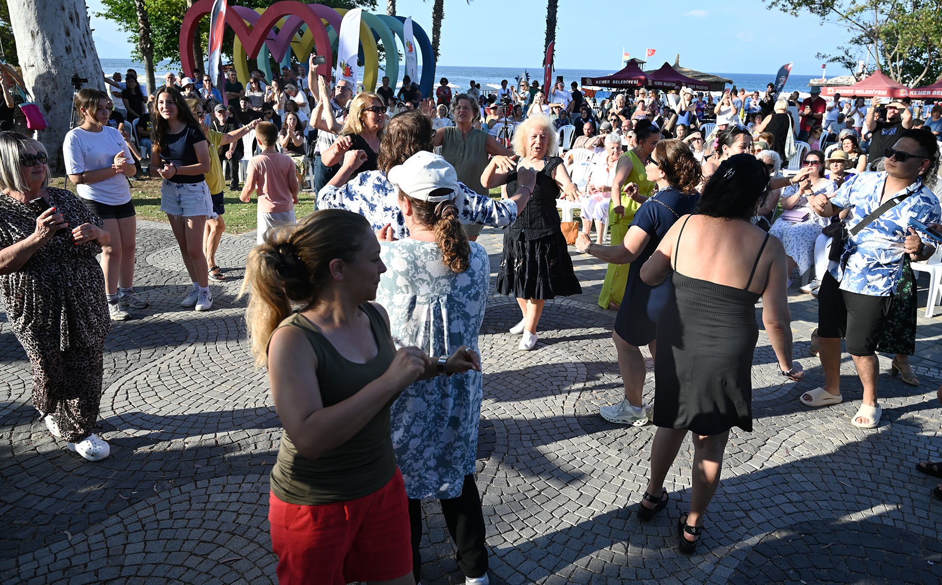 Kemer yaza konserlerle girdi