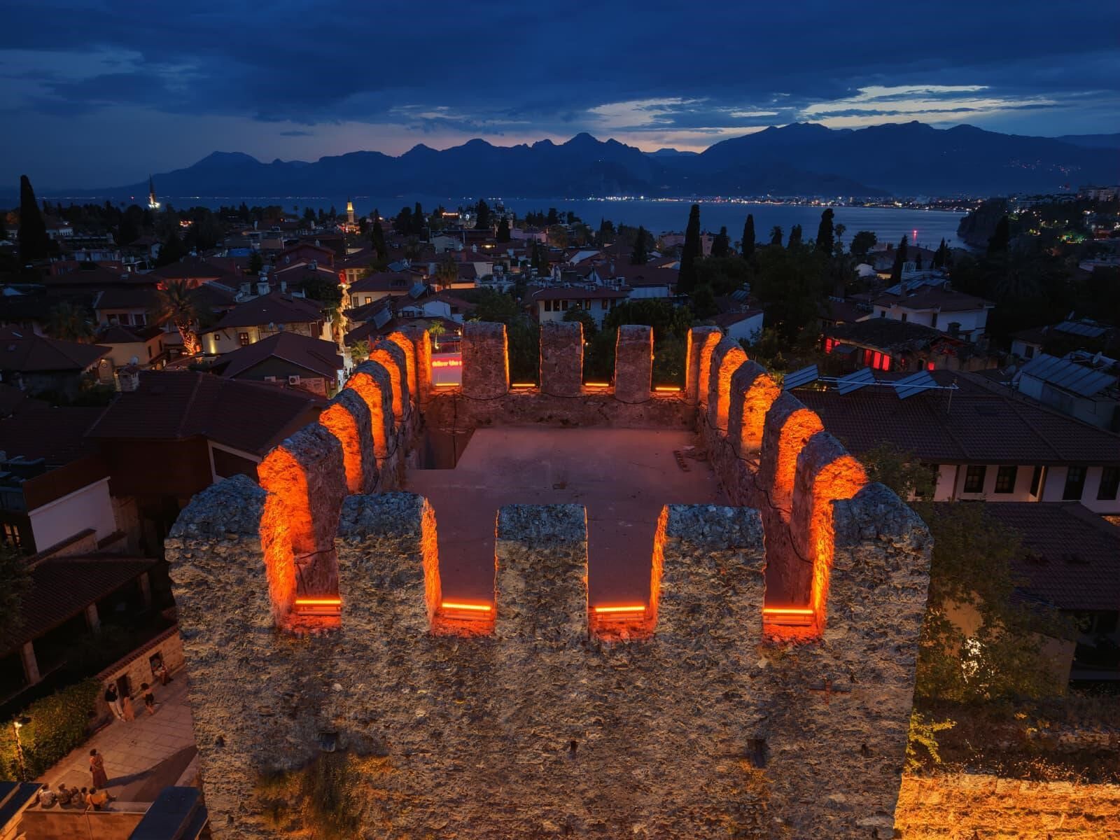 Antalya'nın tarihi kapısı aydınlatıldı