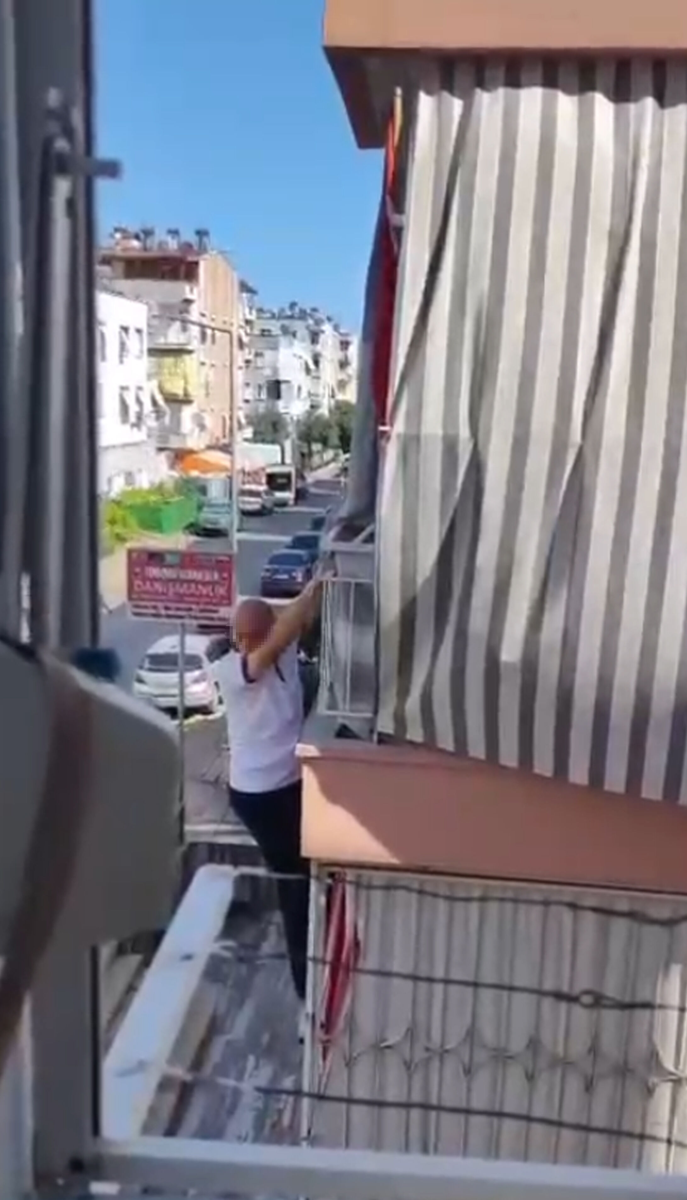 İtfaiye merdiveniyle kurtarıldı