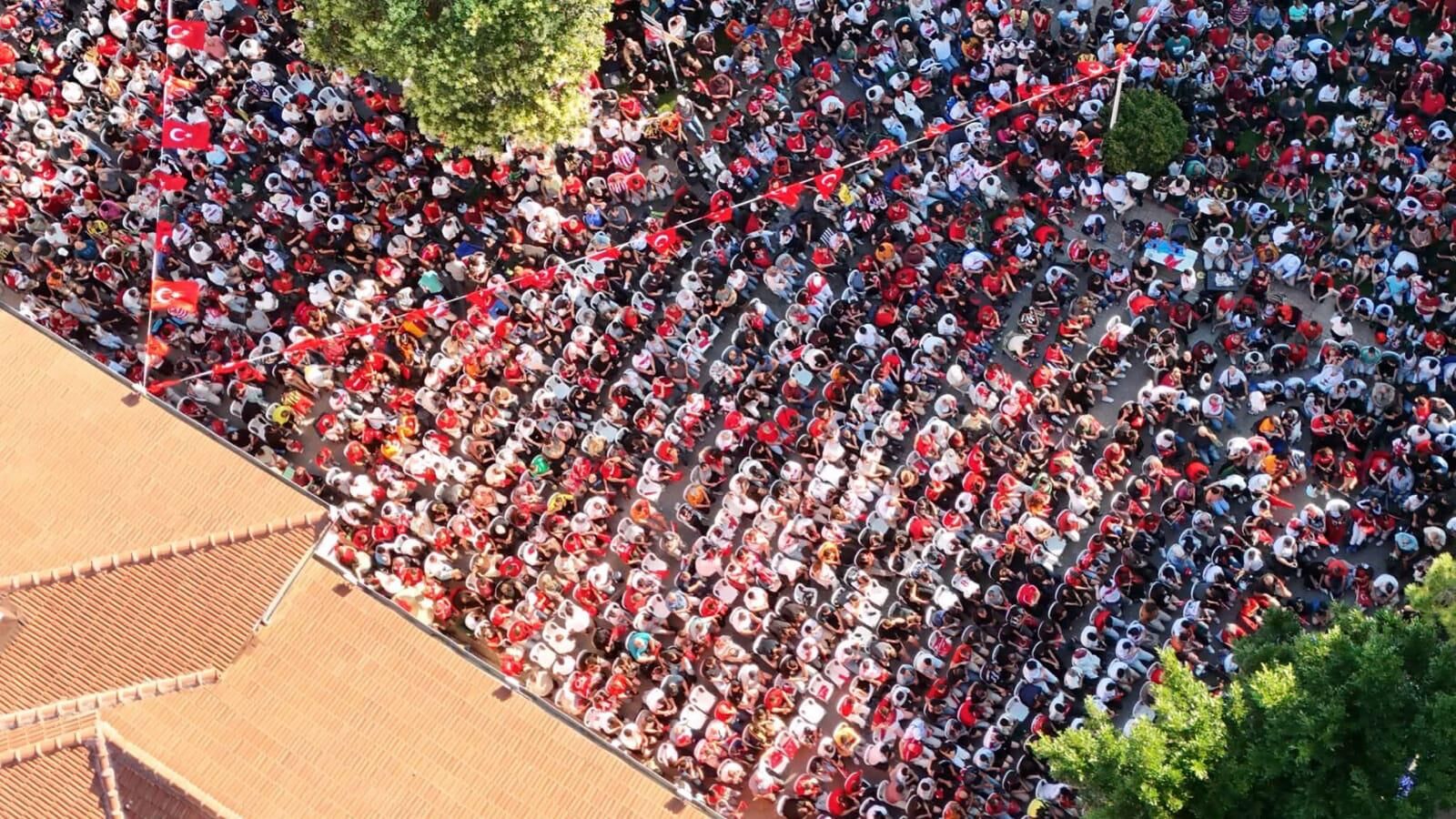 Dokumaparkta Milli Heyecan Binlerce Antalyali Kepezde Dev Ekranda Bulustu 4