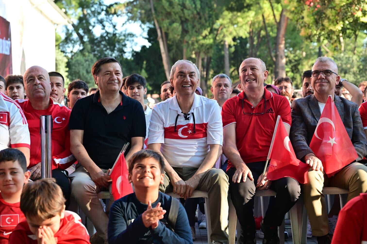 Dokumaparkta Milli Heyecan Binlerce Antalyali Kepezde Dev Ekranda Bulustu 9