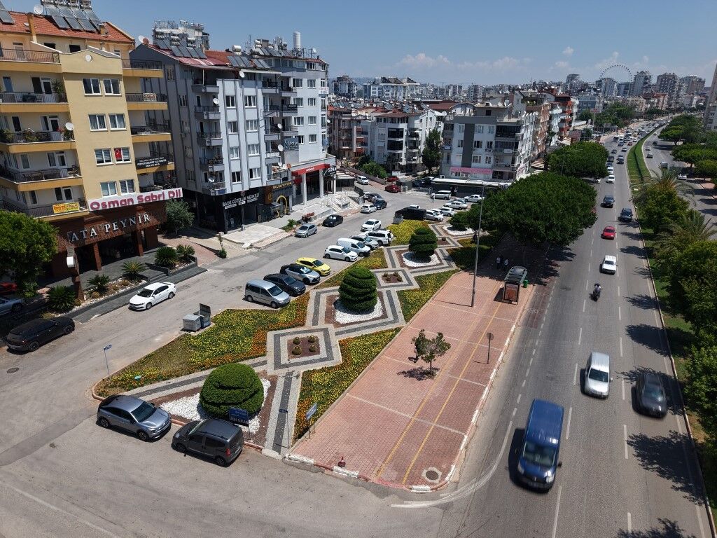 Konyaalti Beledi̇yesi̇ Üreti̇yor Cadde Ve Sokaklar Güzelleşi̇yor (1)