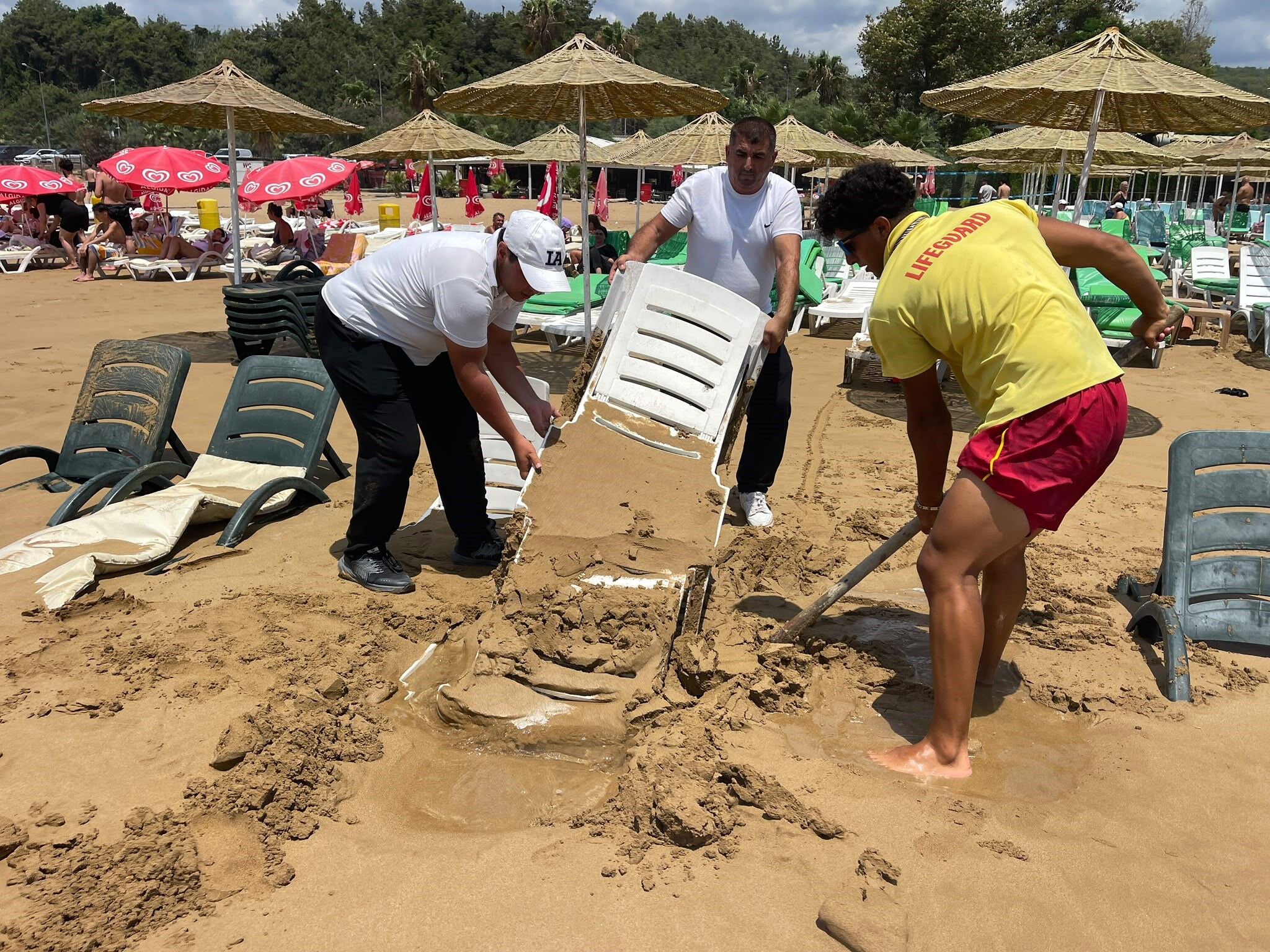 Alanya'da dev dalgalar şezlongları kuma gömdü
