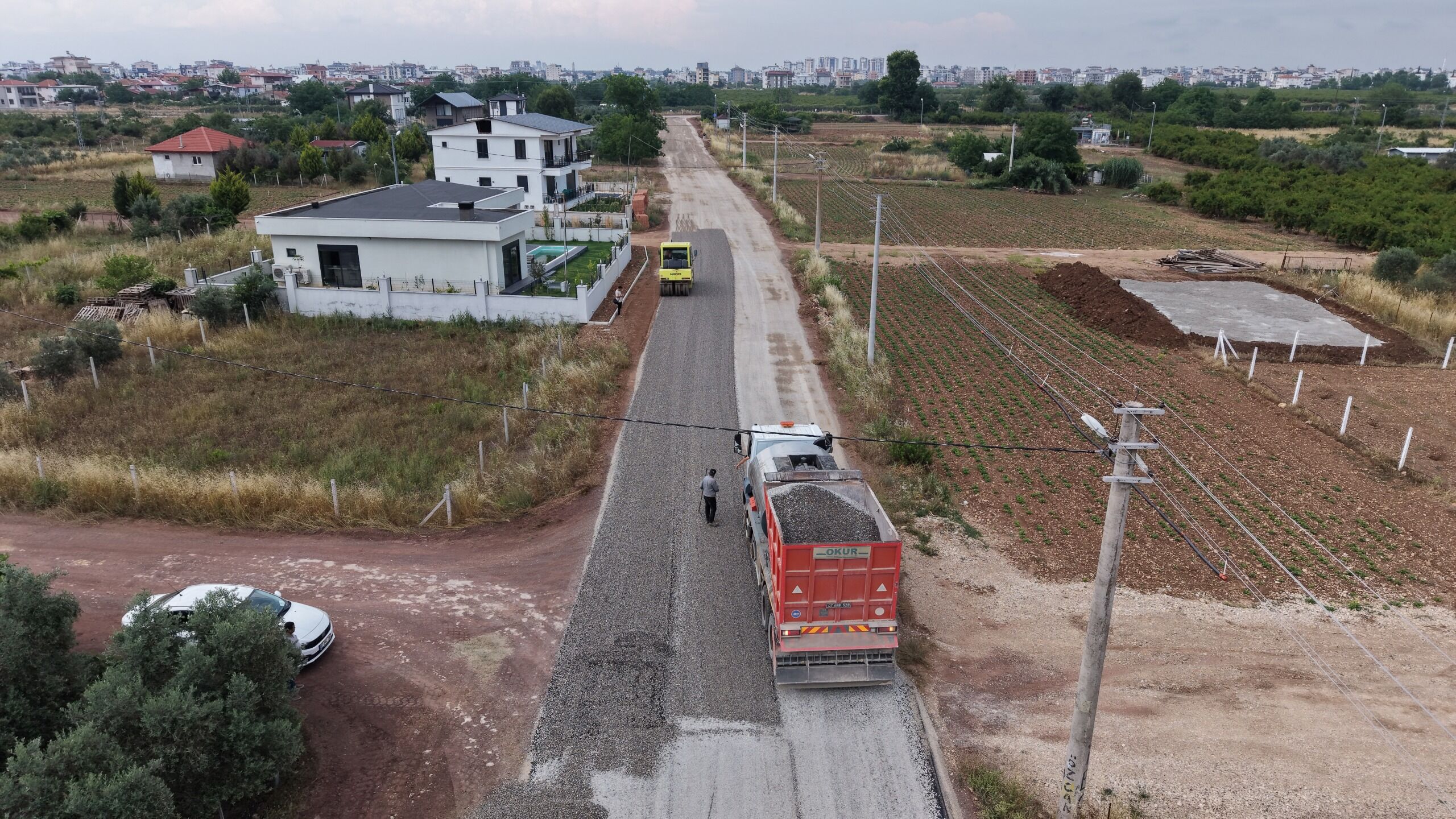 Yeniköy'de yol yapımı tüm hızıyla devam ediyor