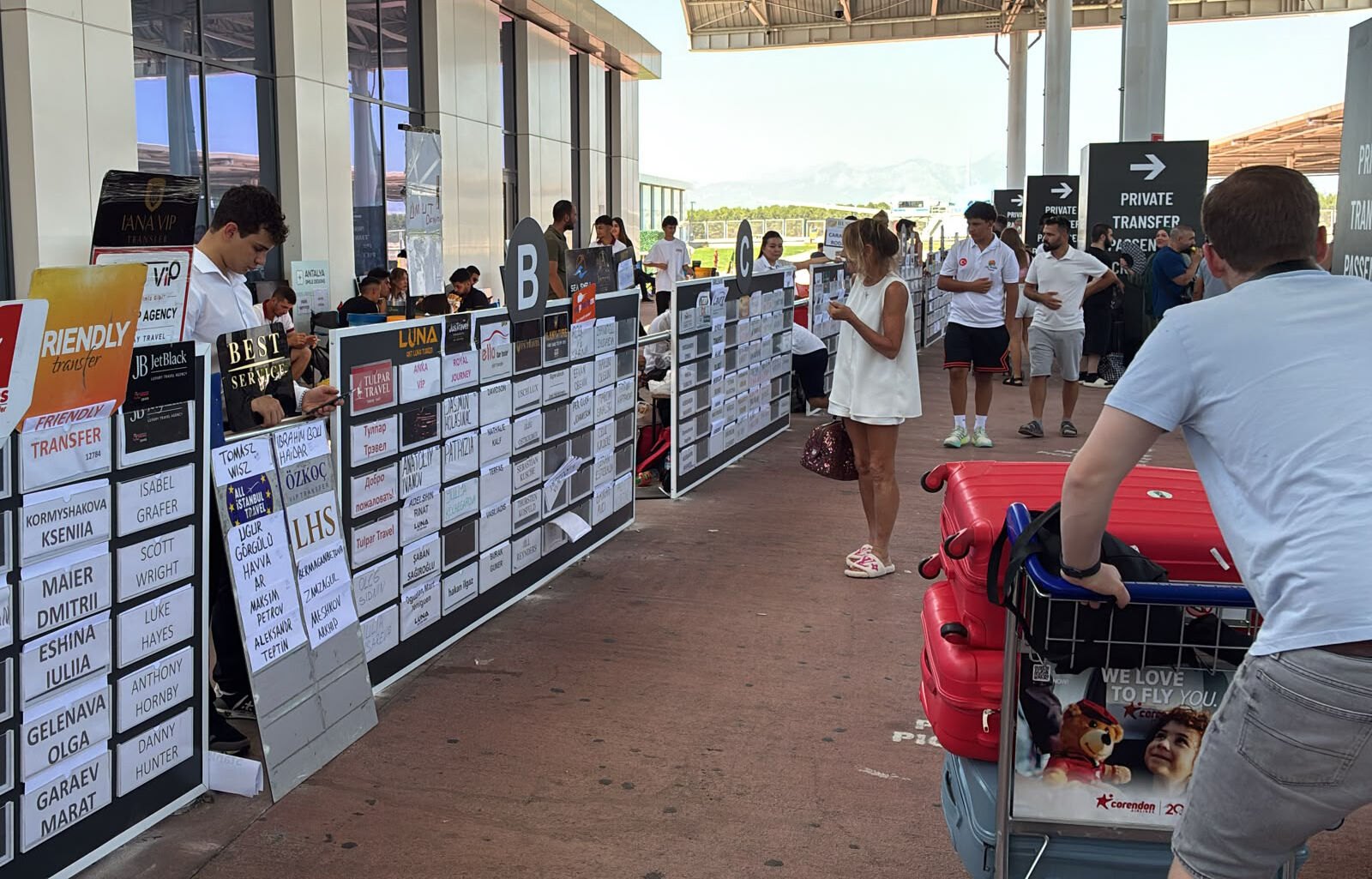 Antalya Havalimanı'nda karşılama sistemi değişti