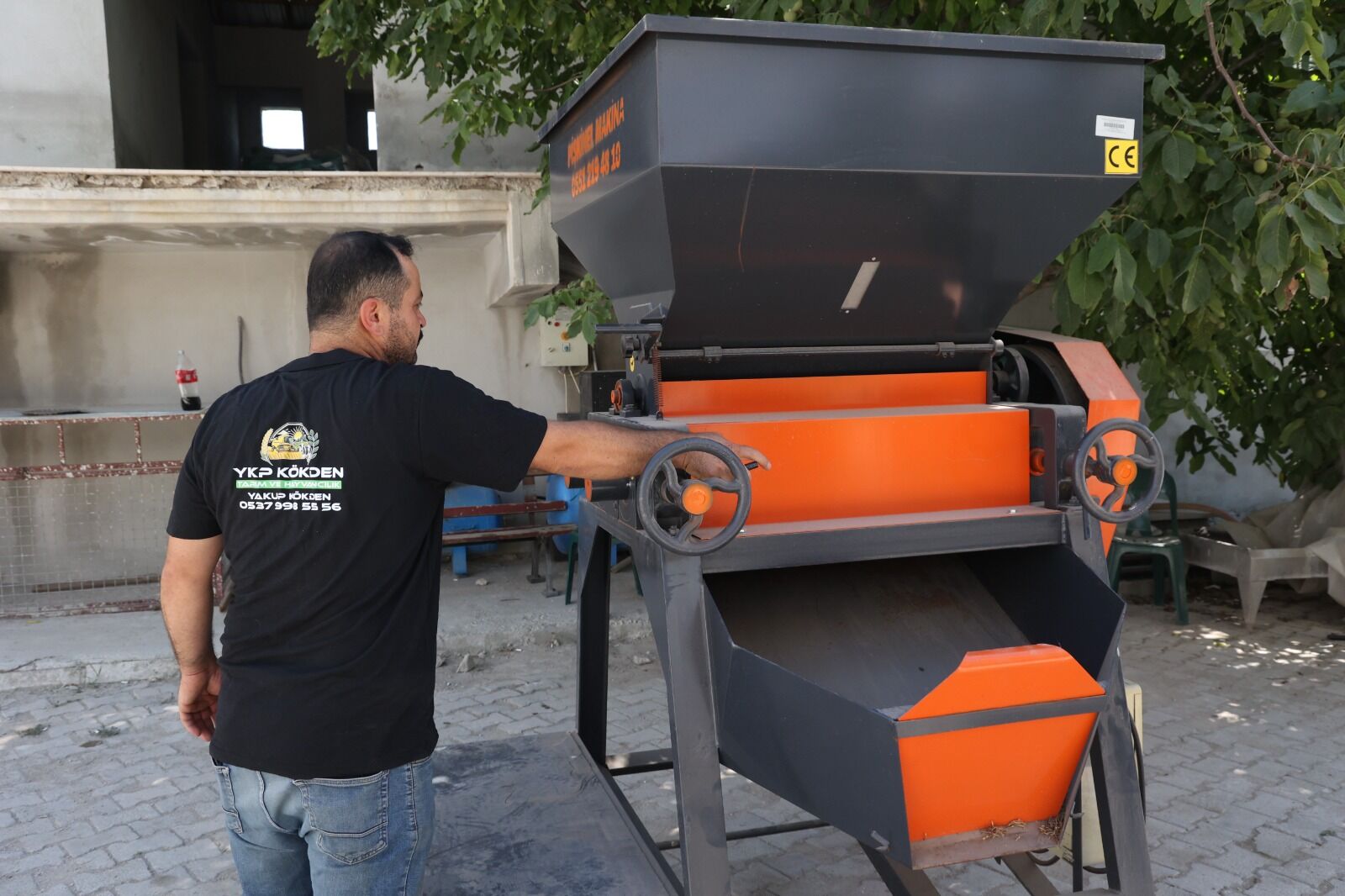 Büyükşehir’den Korkutelili Üreticiye Yem Ezme Makinesi Desteği (11)