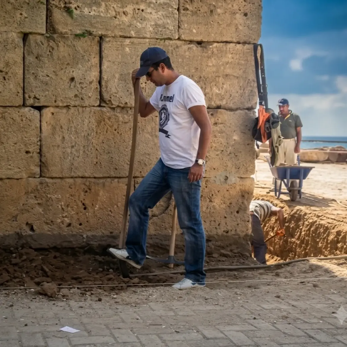 Hıdırlık Kulesine Ilk Kazmayı Vuran Ekipten, Arkeolog Onur Nugayın Ilk Gençliğinden Bir Foto