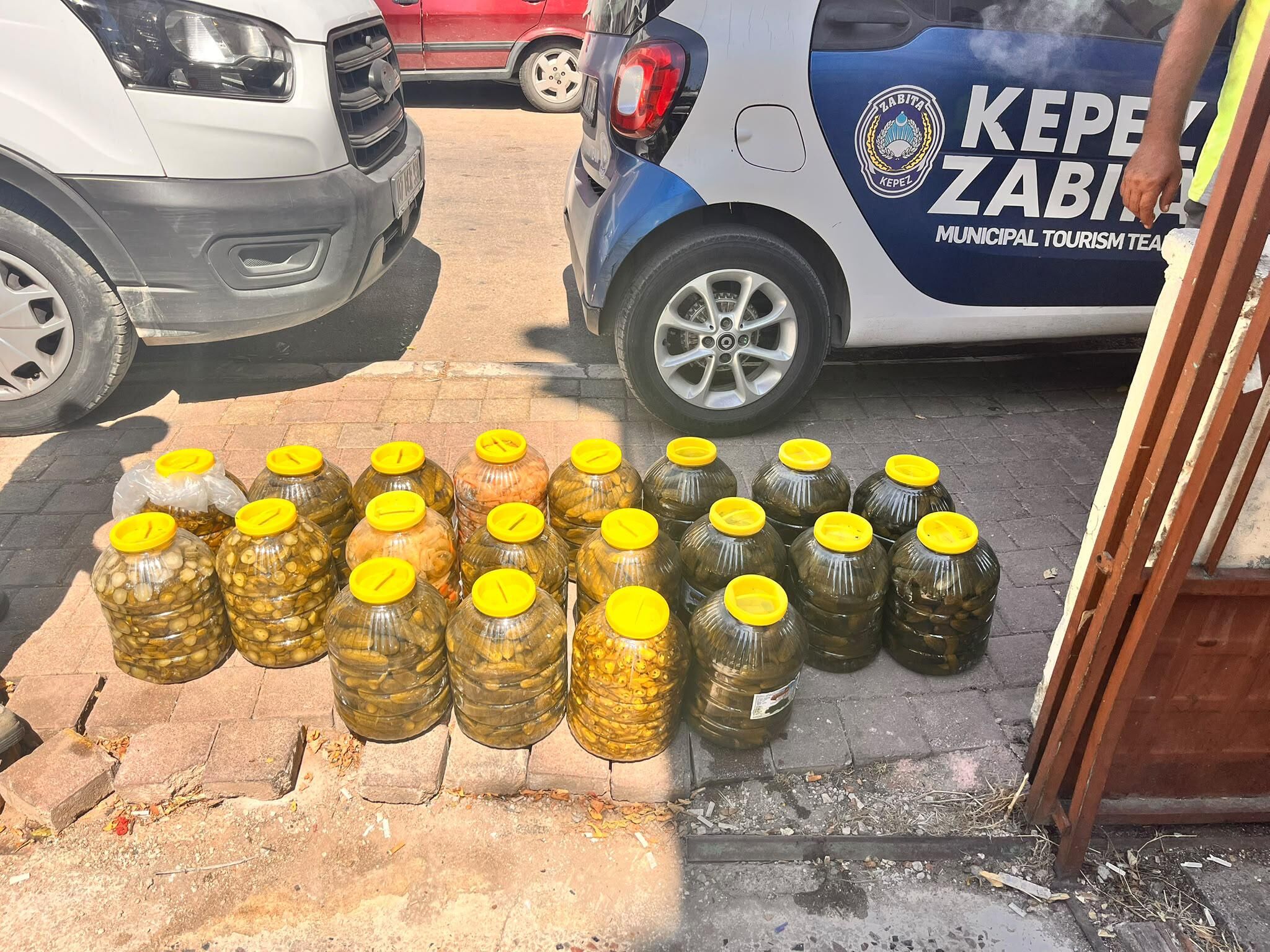 Kepezde Gida Deposuna Denetim 152 Kilo Et Ve 20 Bidon Tursuya El Konuldu 3