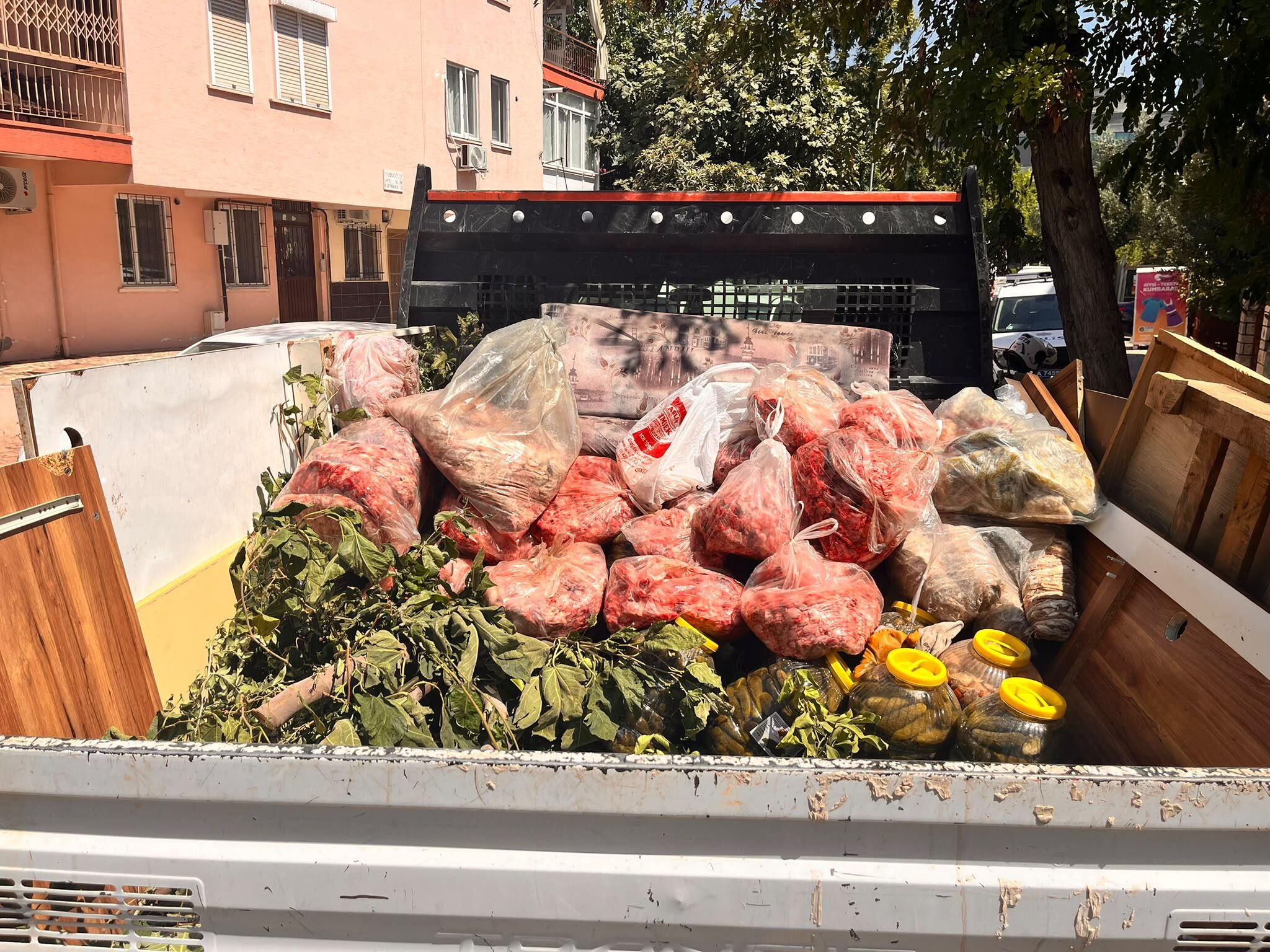 Kepezde Gida Deposuna Denetim 152 Kilo Et Ve 20 Bidon Tursuya El Konuldu 6