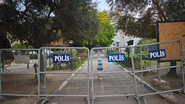 Poli̇s Bari̇kati