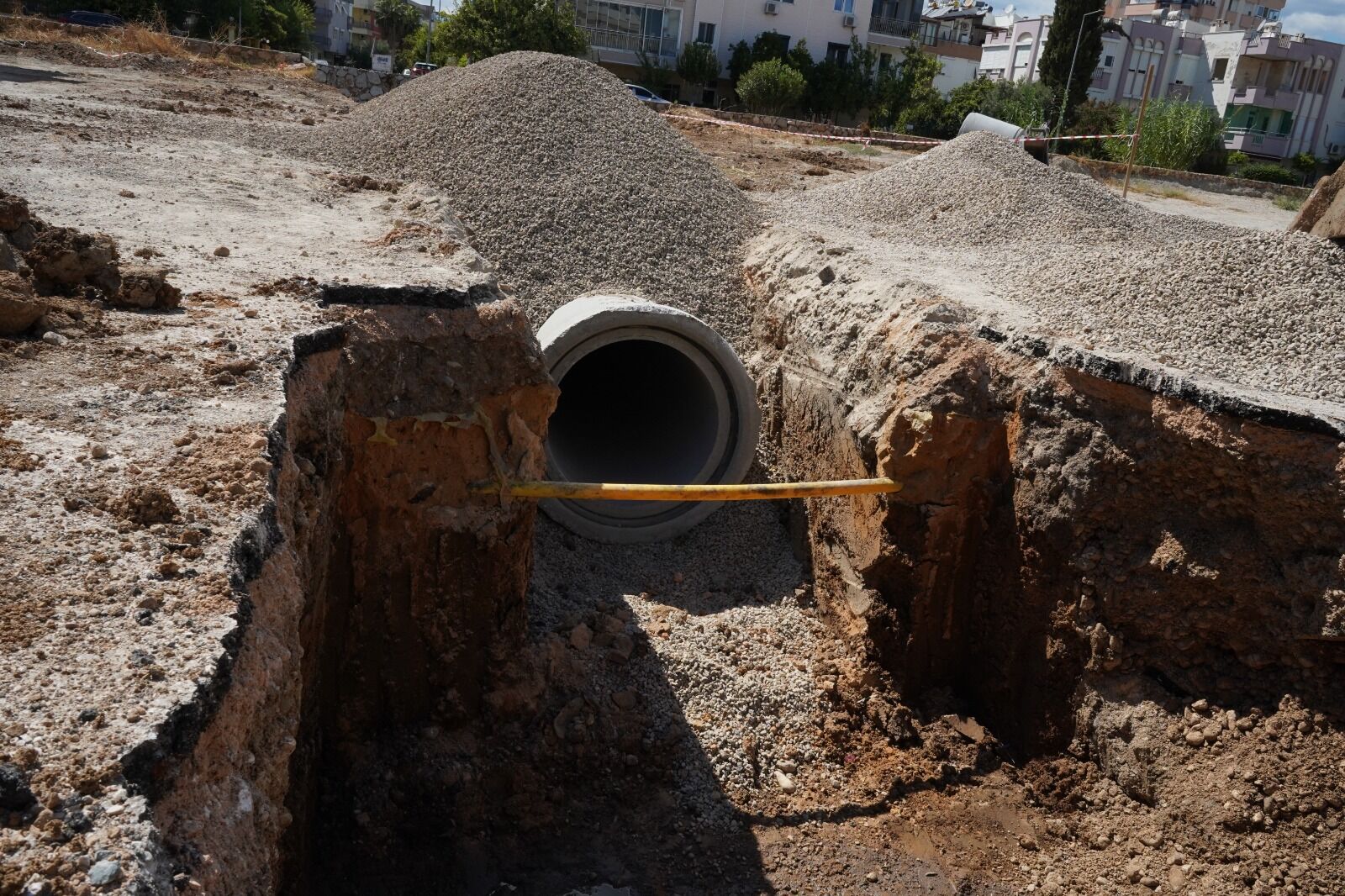 Konyaaltı'da kanalizasyon hattı patladı