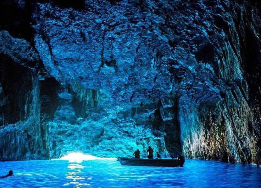 Antalya’da denizin içinde saklı mağara