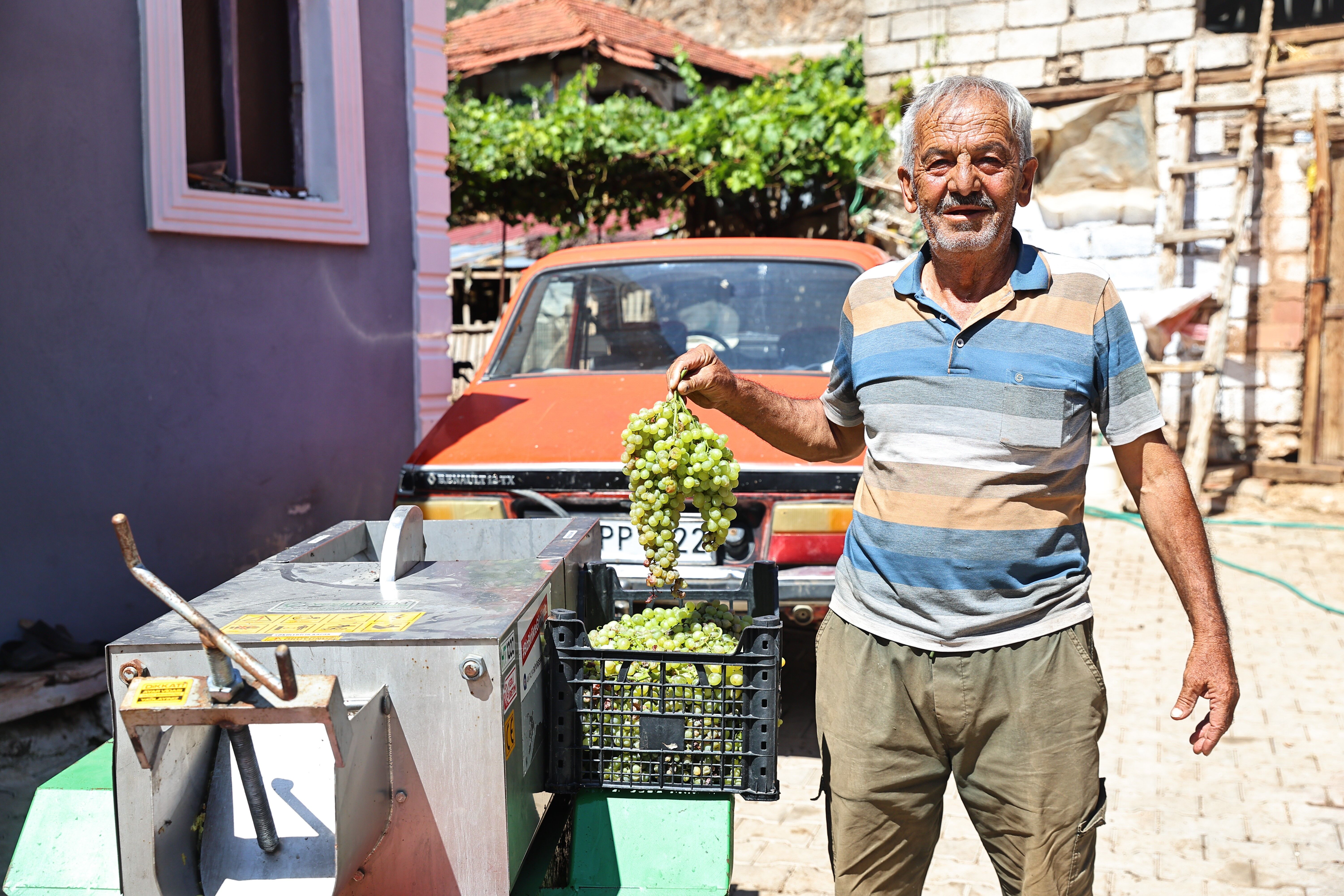 Antalya'da üzüm üreticilerine makine desteği