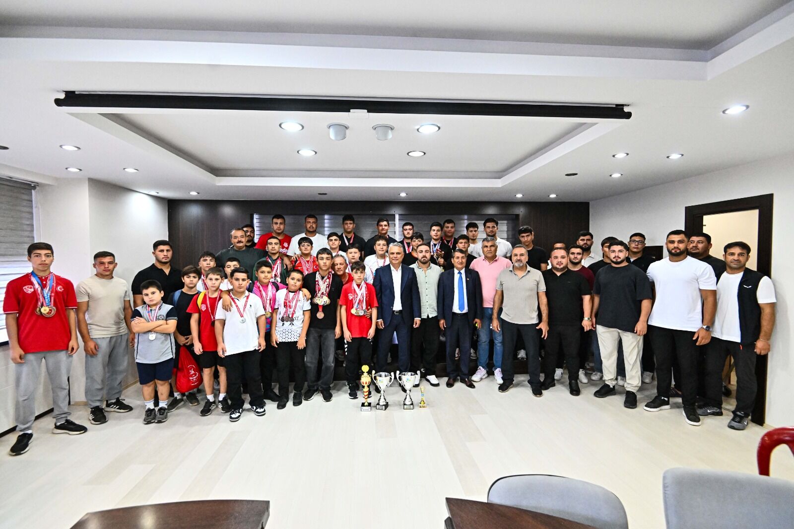Başkan Uysal, güreşçilerle bir araya geldi