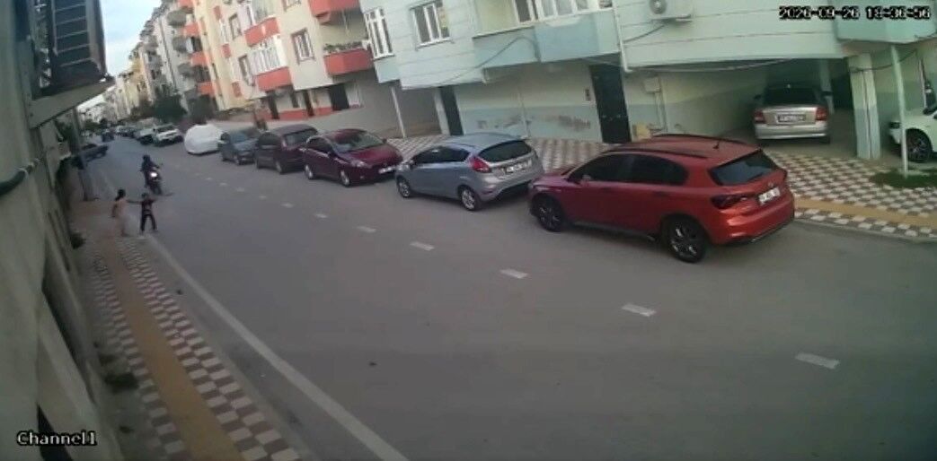 Aniden yola çıkan çocuğa motosiklet çarptı