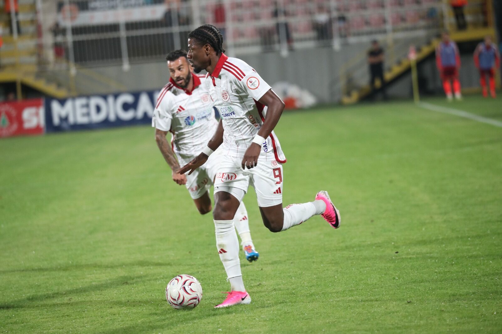 Antalyaspor deplasmanda 2-1 kazandı