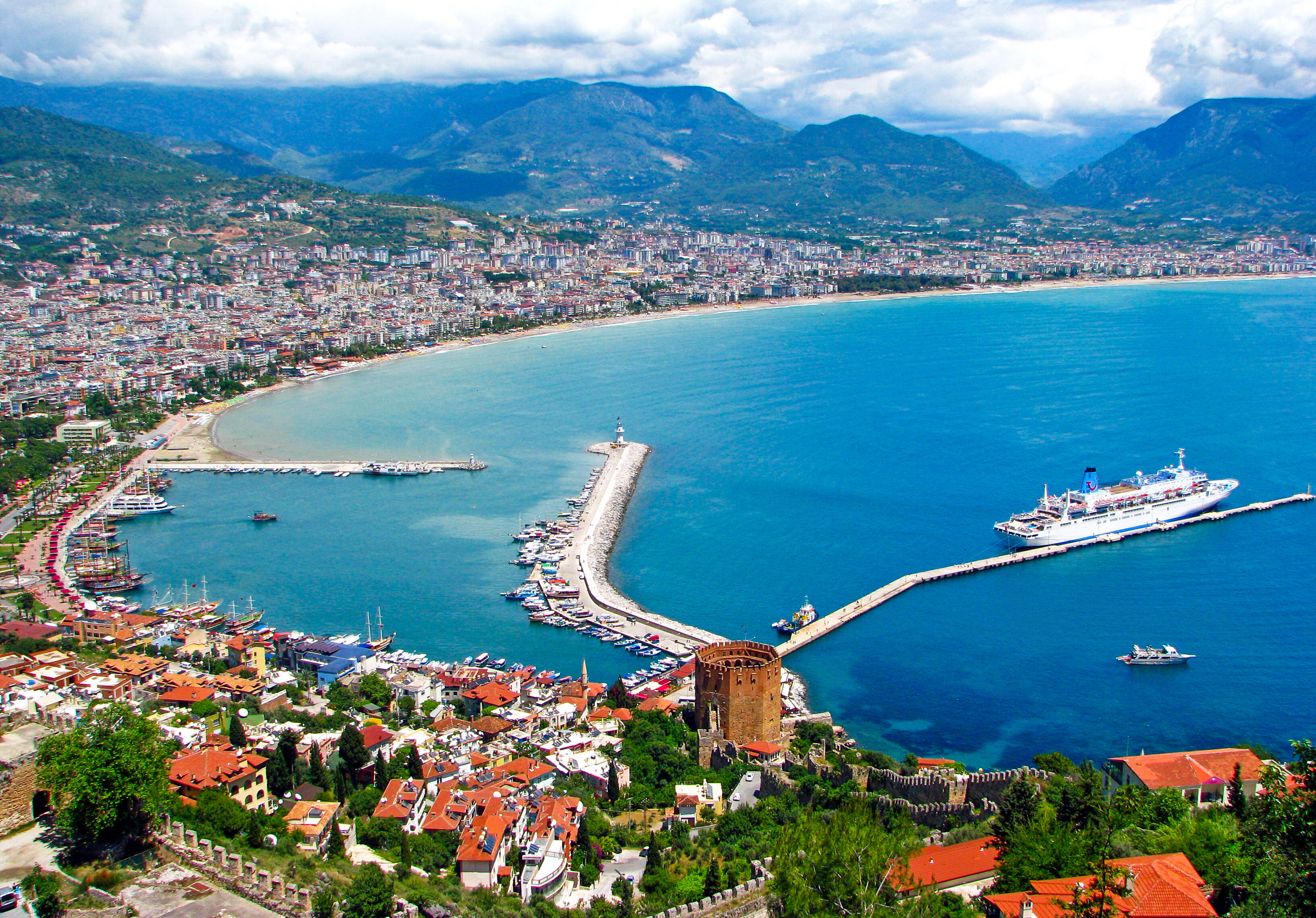 Alanya'ya çok amaçlı salon
