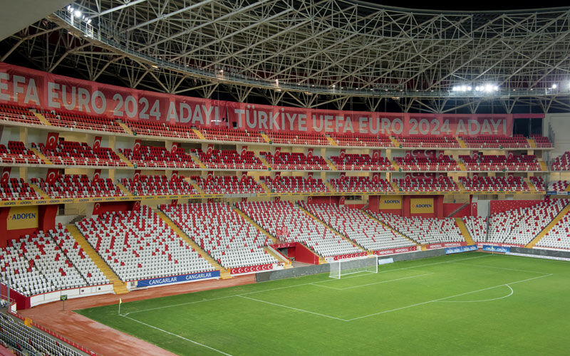 Antalyaspor-Vanspor maçında ışıklandırma sorunu