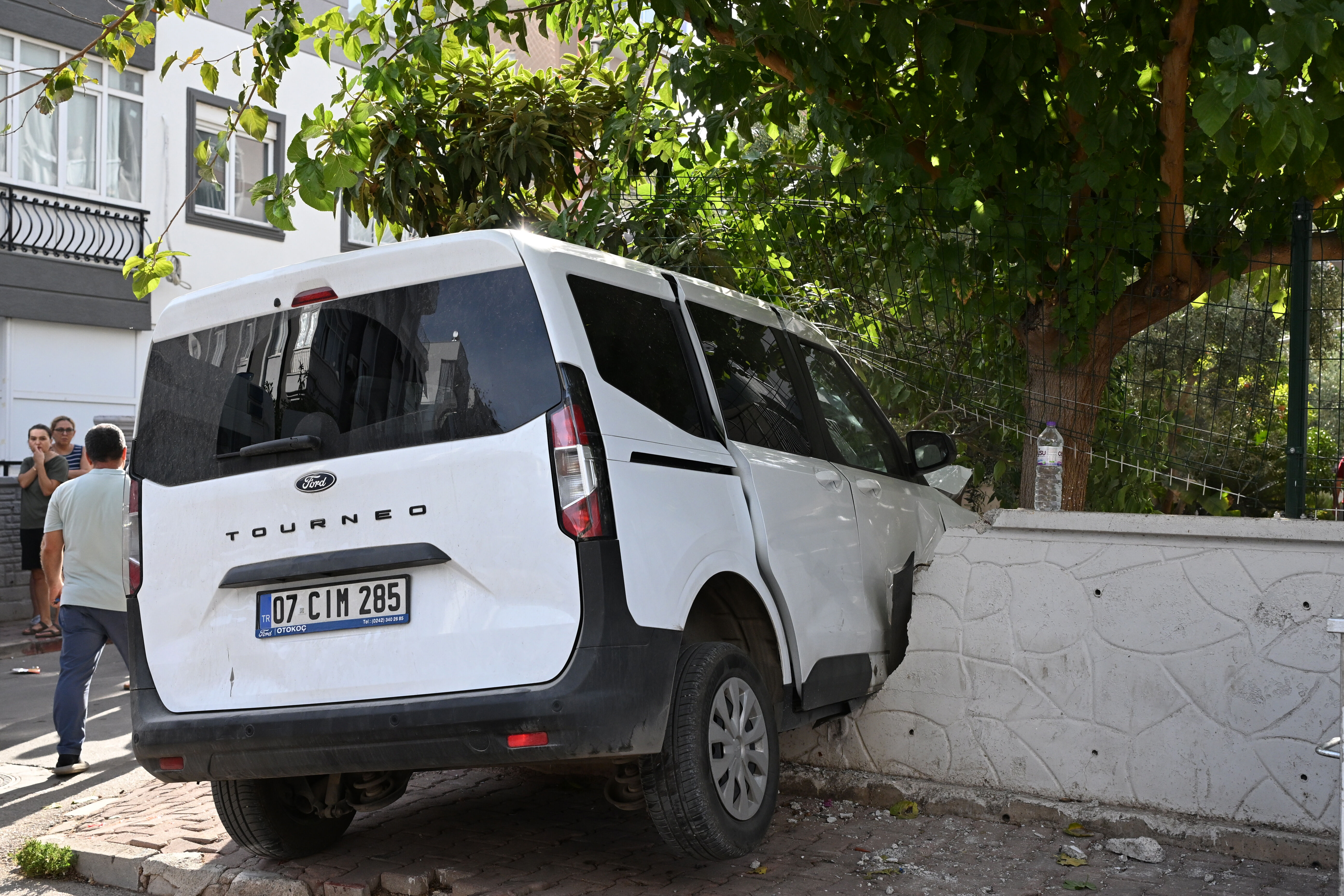 Duvara çarpan aracın sürücüsü yaralandı
