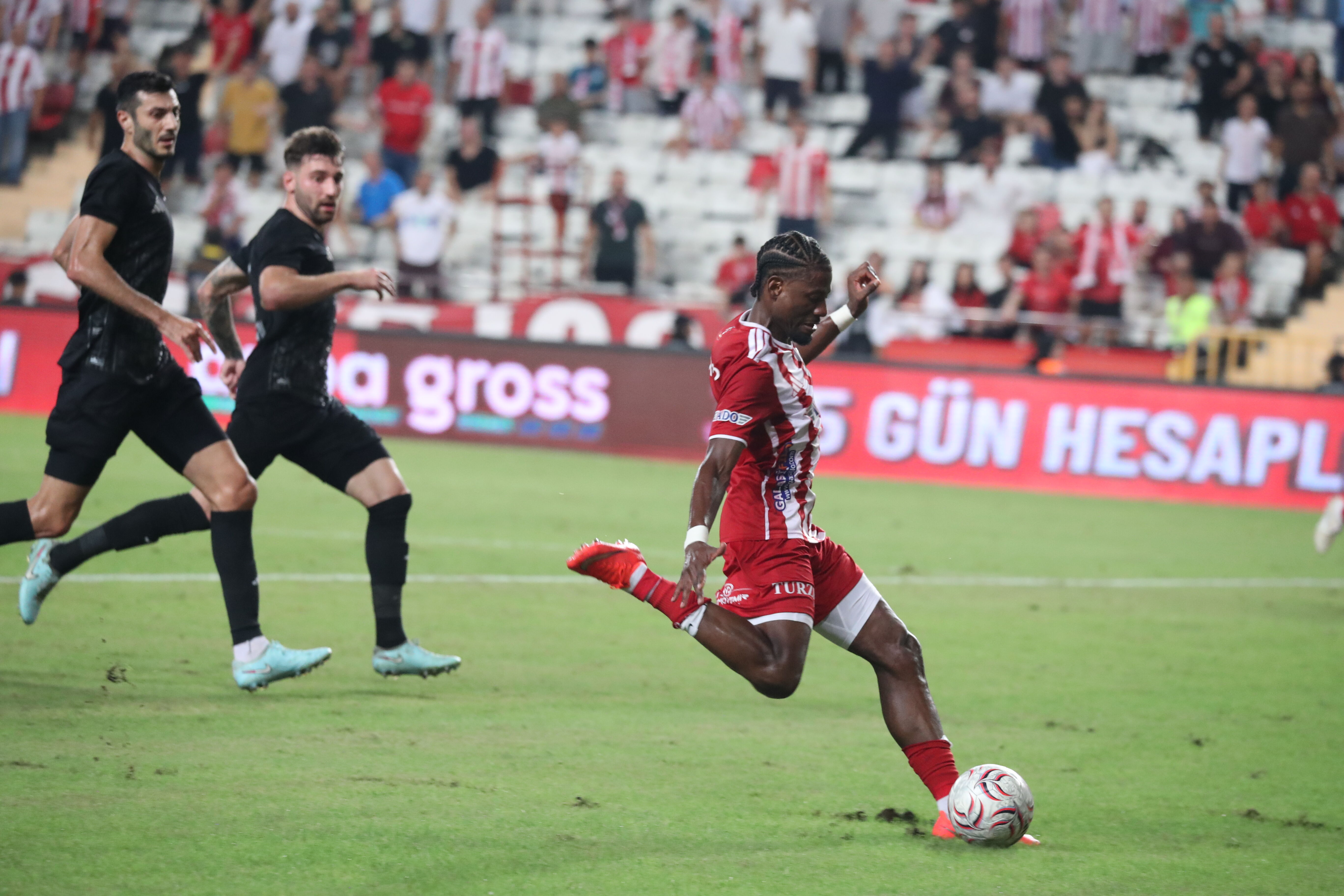 Akrep evinde 3 golle güldü