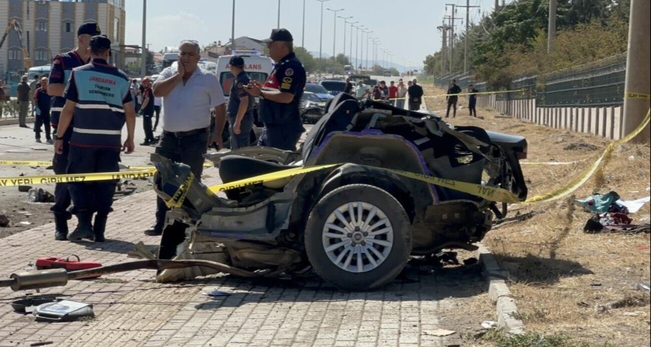 Otomobil ikiye bölündü: 2 ölü, 2 yaralı
