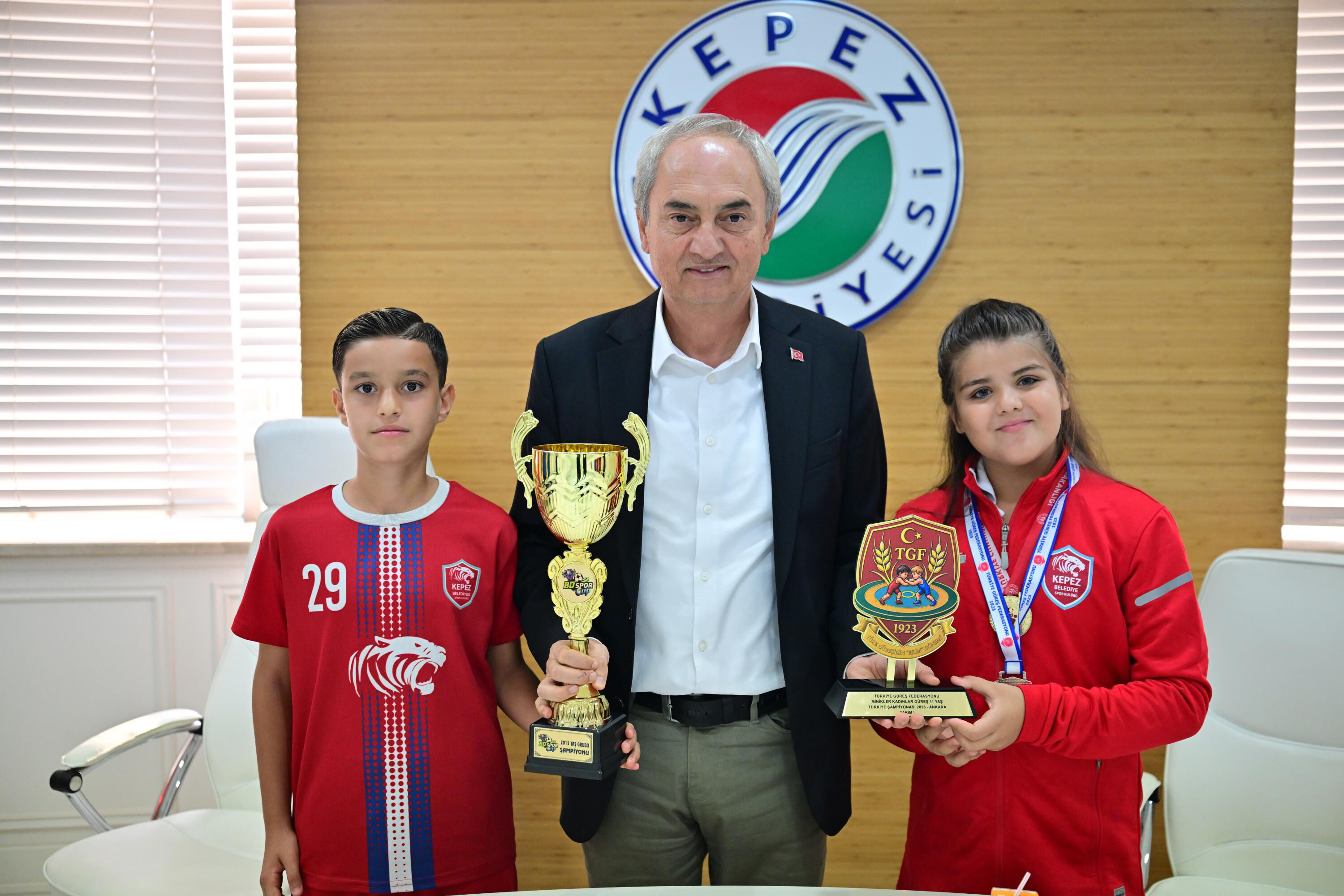 Genç şampiyonlardan Kocagöz'e ziyaret