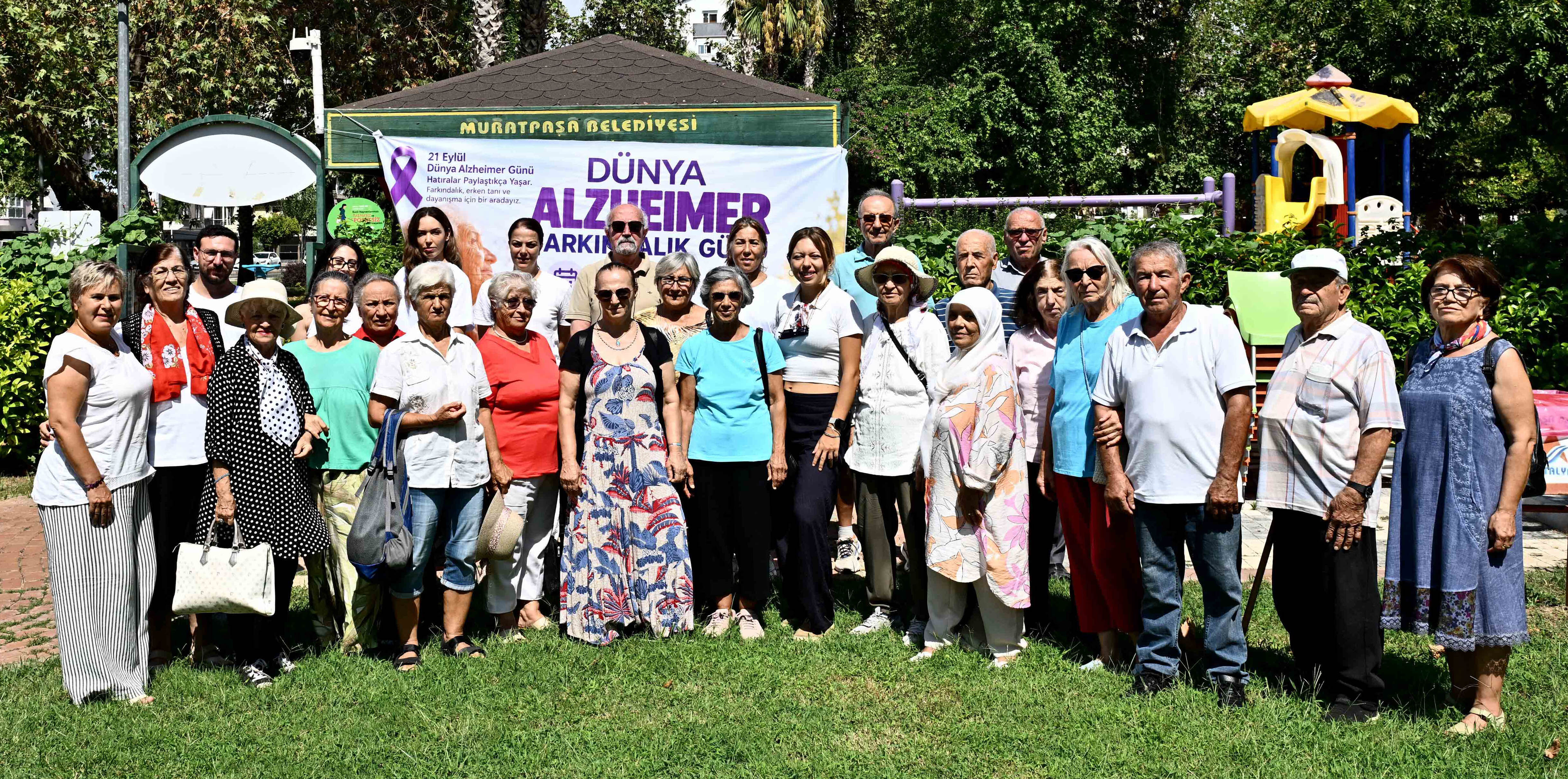 Muratpaşa, Alzheimer farkındalığı için yaşlı evlerinde buluştu
