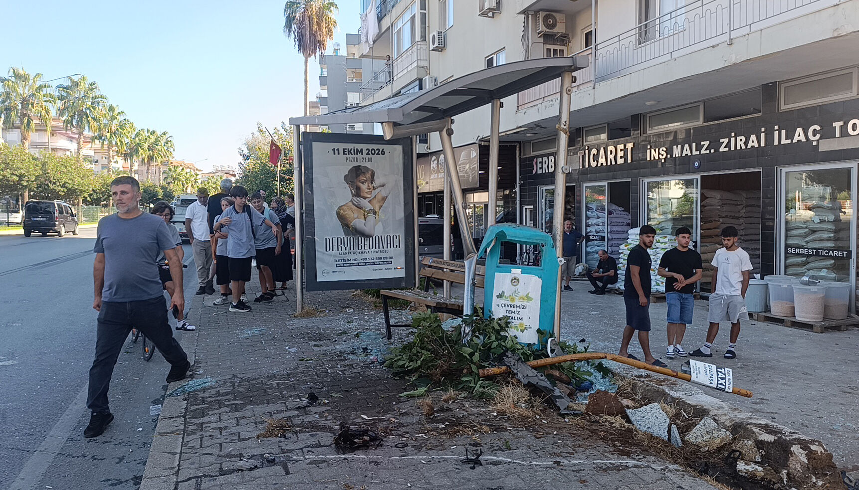 Önce yayaya çarptı sonra otobüs durağına daldı