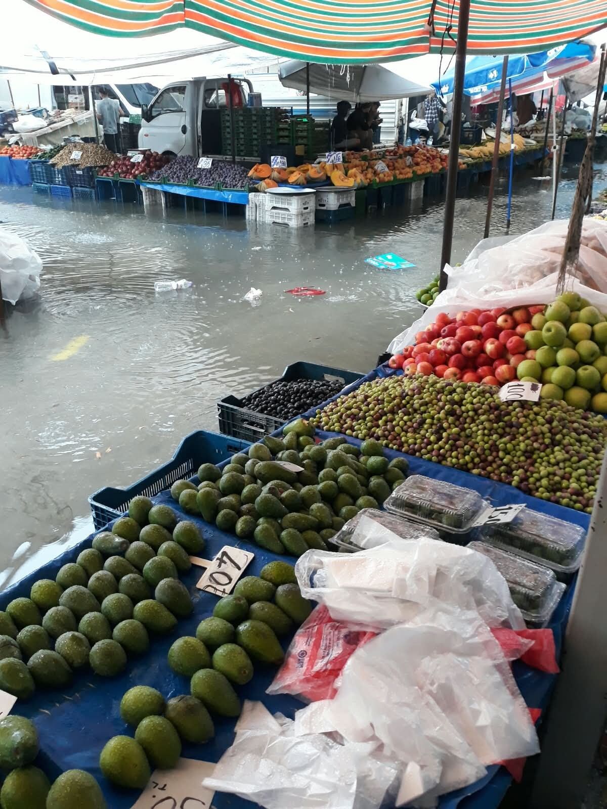 Sağanak pazar yerini göle çevirdi