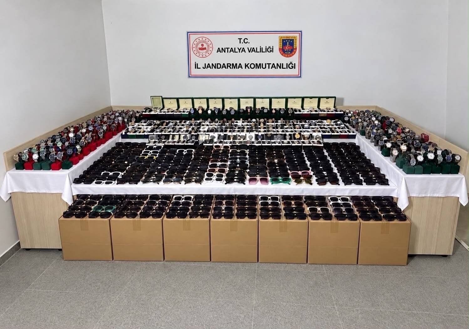 5 milyon TL değerinde kaçak gözlük ve saat ele geçirildi