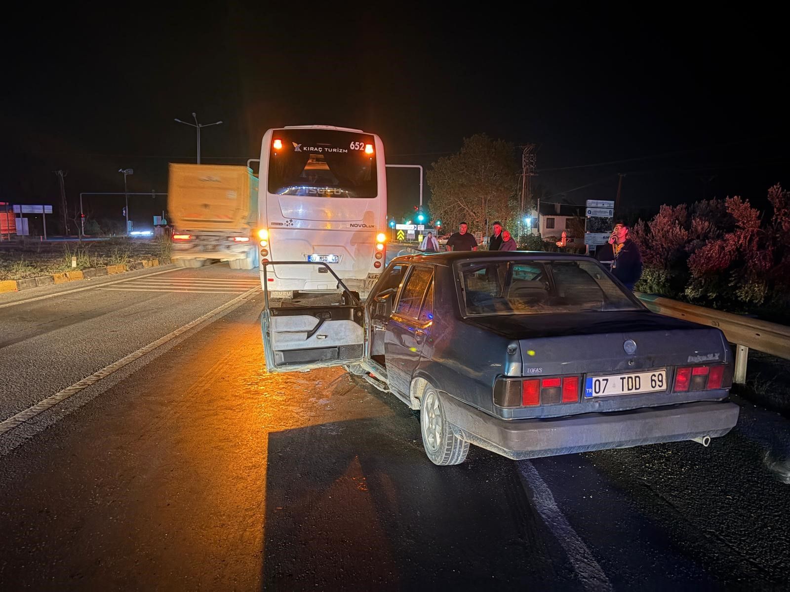 Otomobil otobüse çarptı