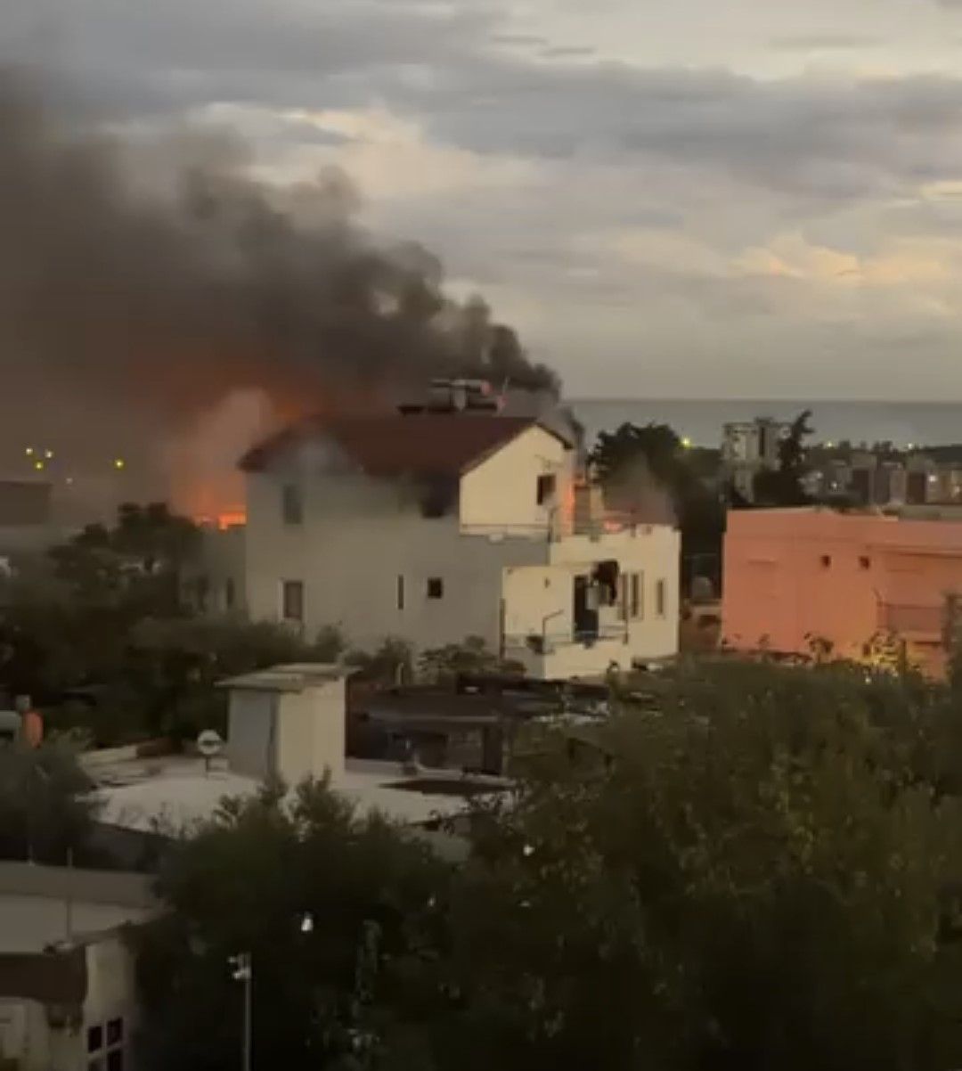 Muratpaşa'da iki katlı binada yangın