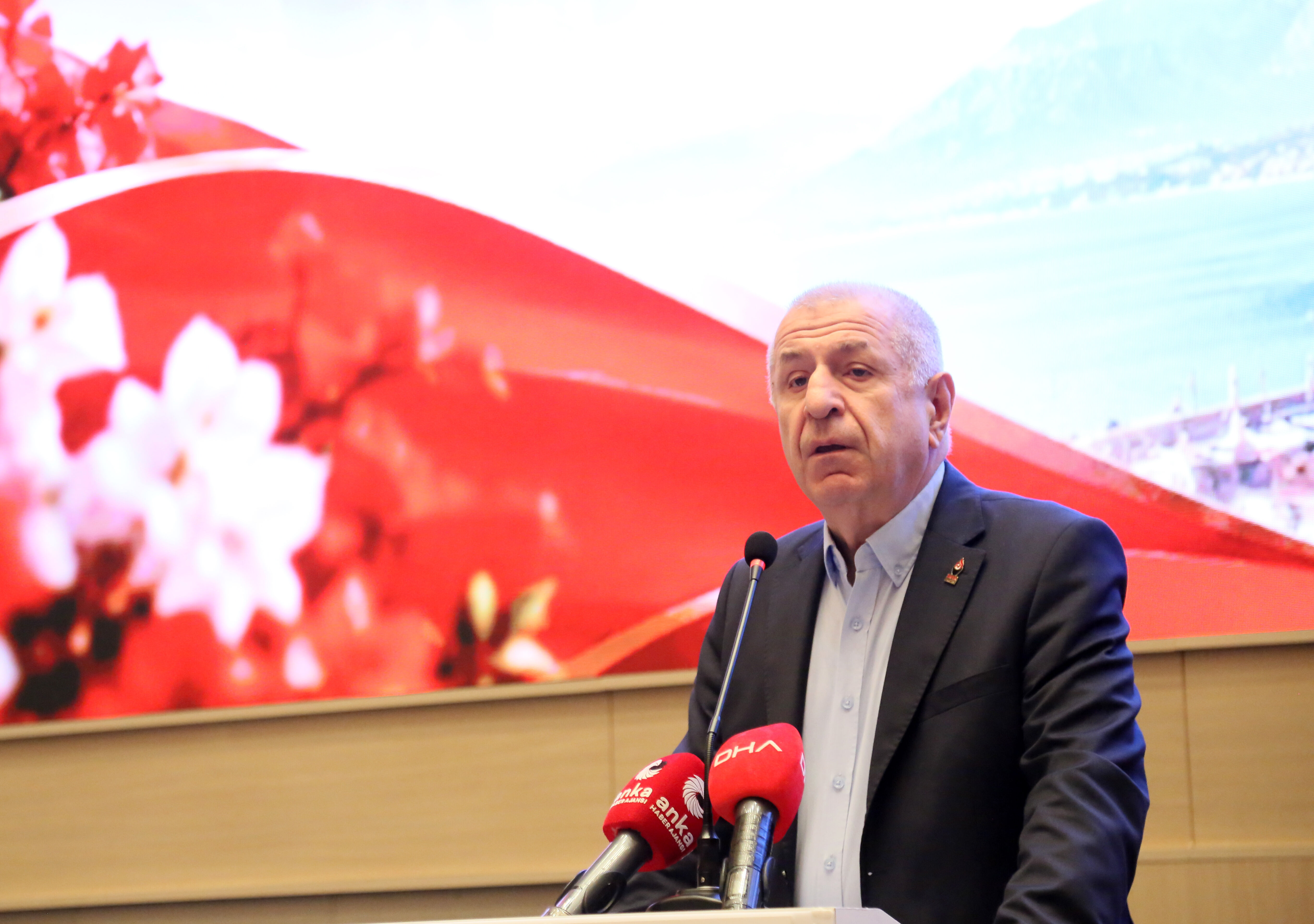 Ümit Özdağ Antalya’da konuştu: Projelerimizle seçimlere hazırız
