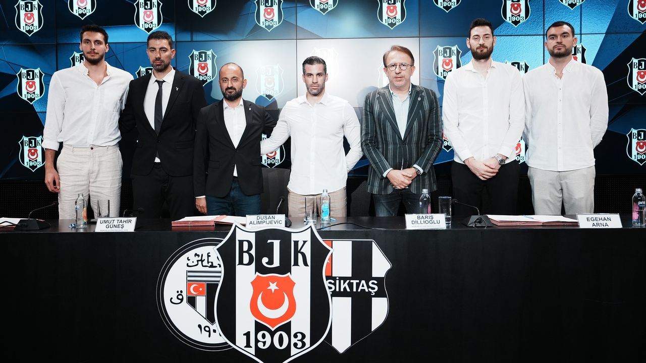 Beşiktaş'ta genç transferler basına tanıtıldı