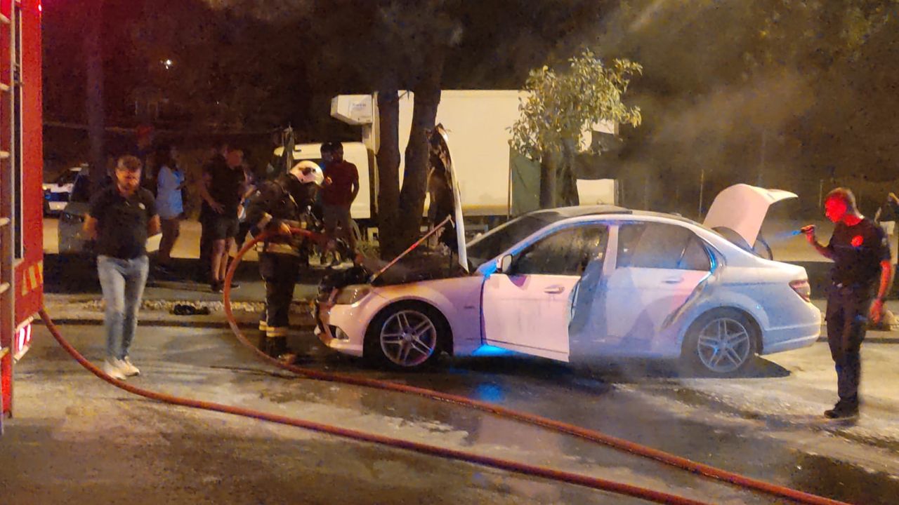 Serik'te park halindeki otomobil yandı