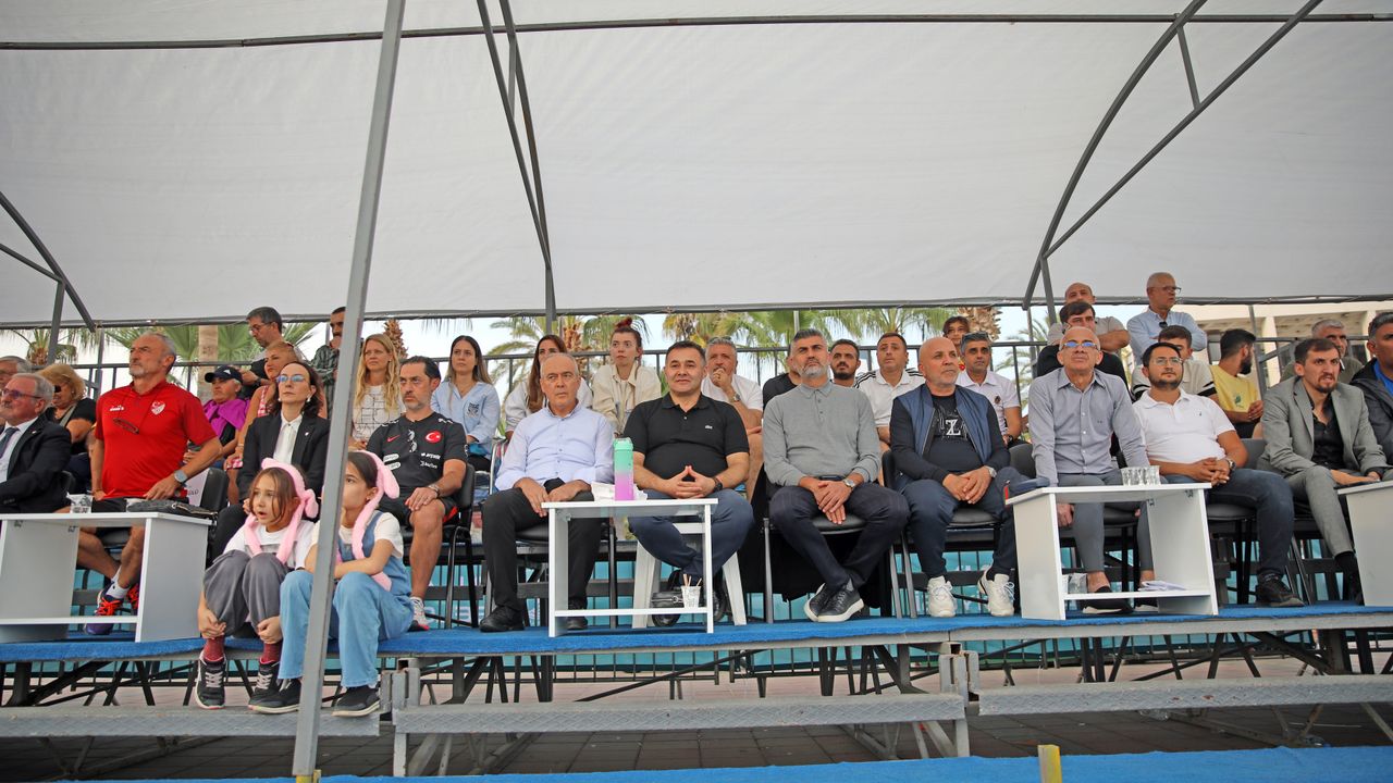 Alanya'da şampiyon Ömeroğulları Erciş Spor