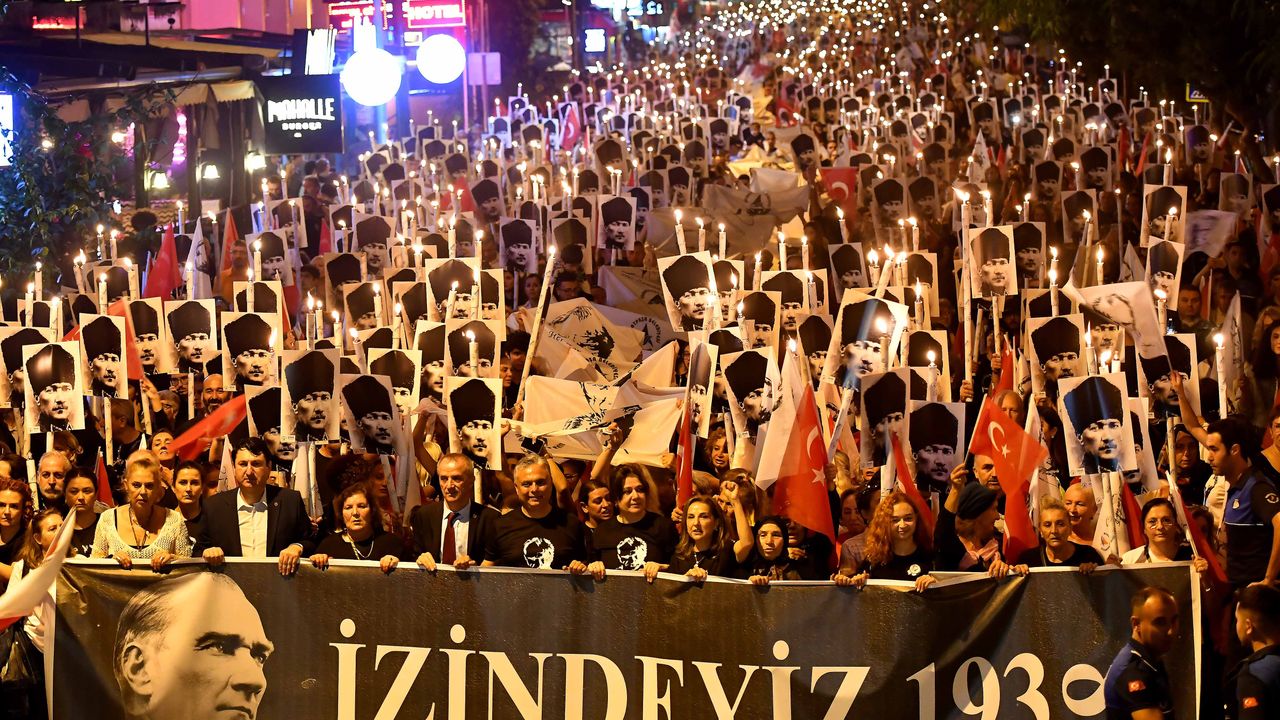 Antalyalılar Ata'ya saygı için yürüdü