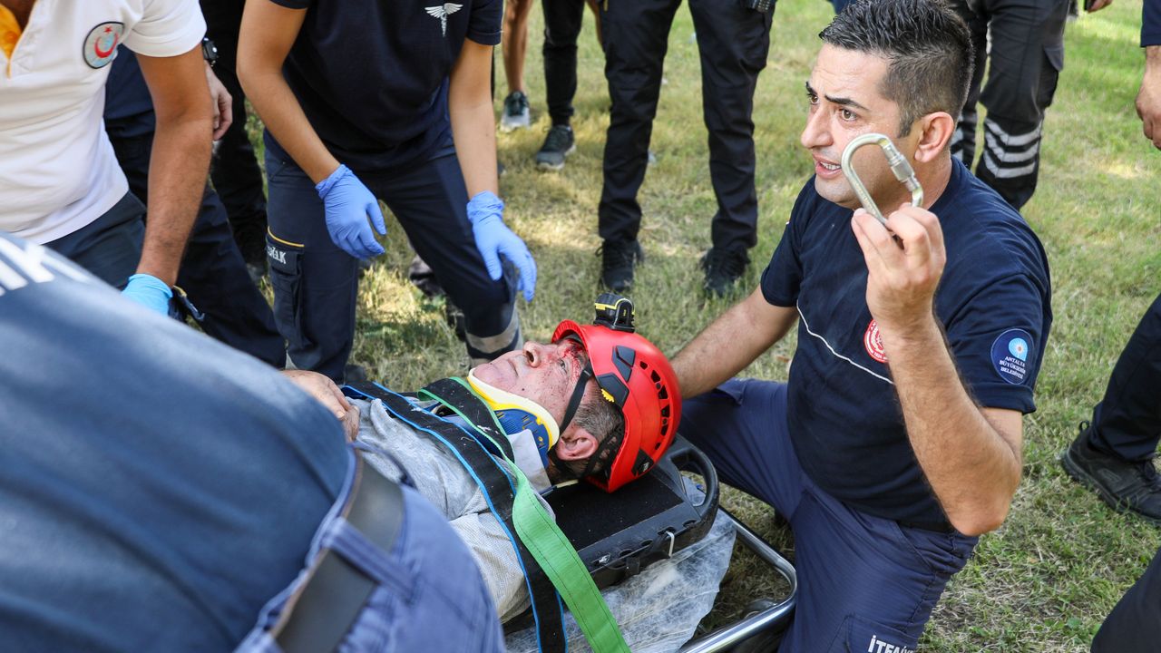 Antalya'da falezlerden düşen adam kurtarıldı
