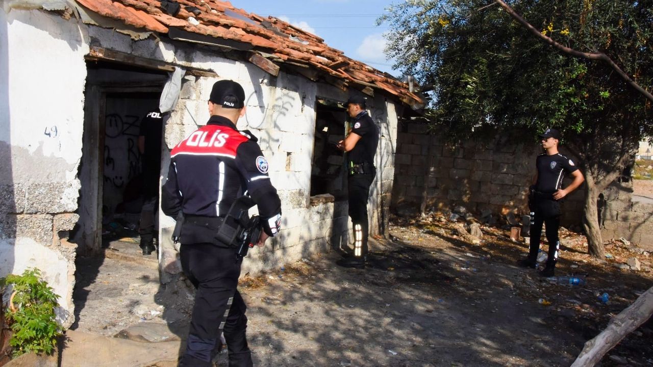 Antalya'da 54 firari yakalandı