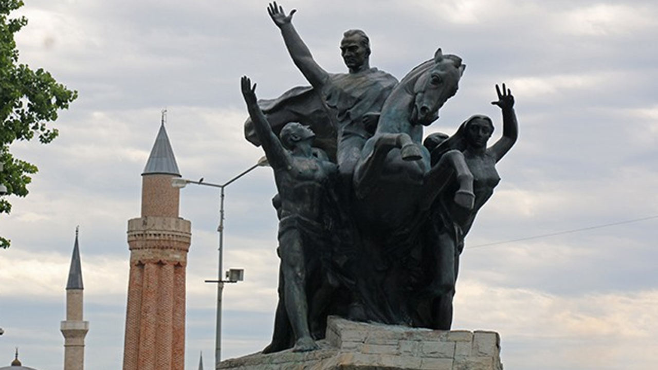 Antalyalıların para toplayarak yaptırdığı heykel