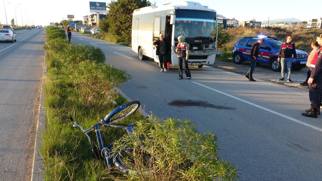 Servis aracı, bisiklet sürücüsüne çarptı